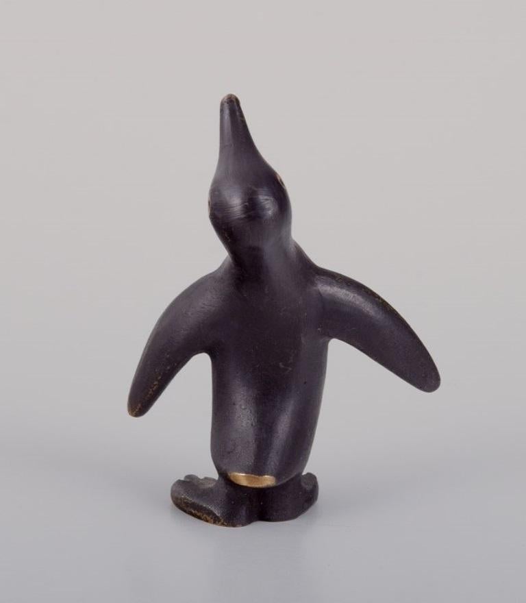 Autrichien Walter Bosse, Autriche. Miniature. Bébé Pingouin debout en bronze, années 1930/1940.  en vente