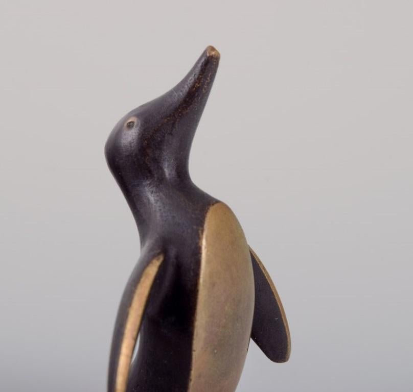 Walter Bosse, Autriche. Miniature. Bébé Pingouin debout en bronze, années 1930/1940.  Excellent état - En vente à Copenhagen, DK