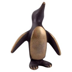 Walter Bosse, Austria. Miniatura. Baby pinguino in piedi in bronzo. Anni '30/'40. 