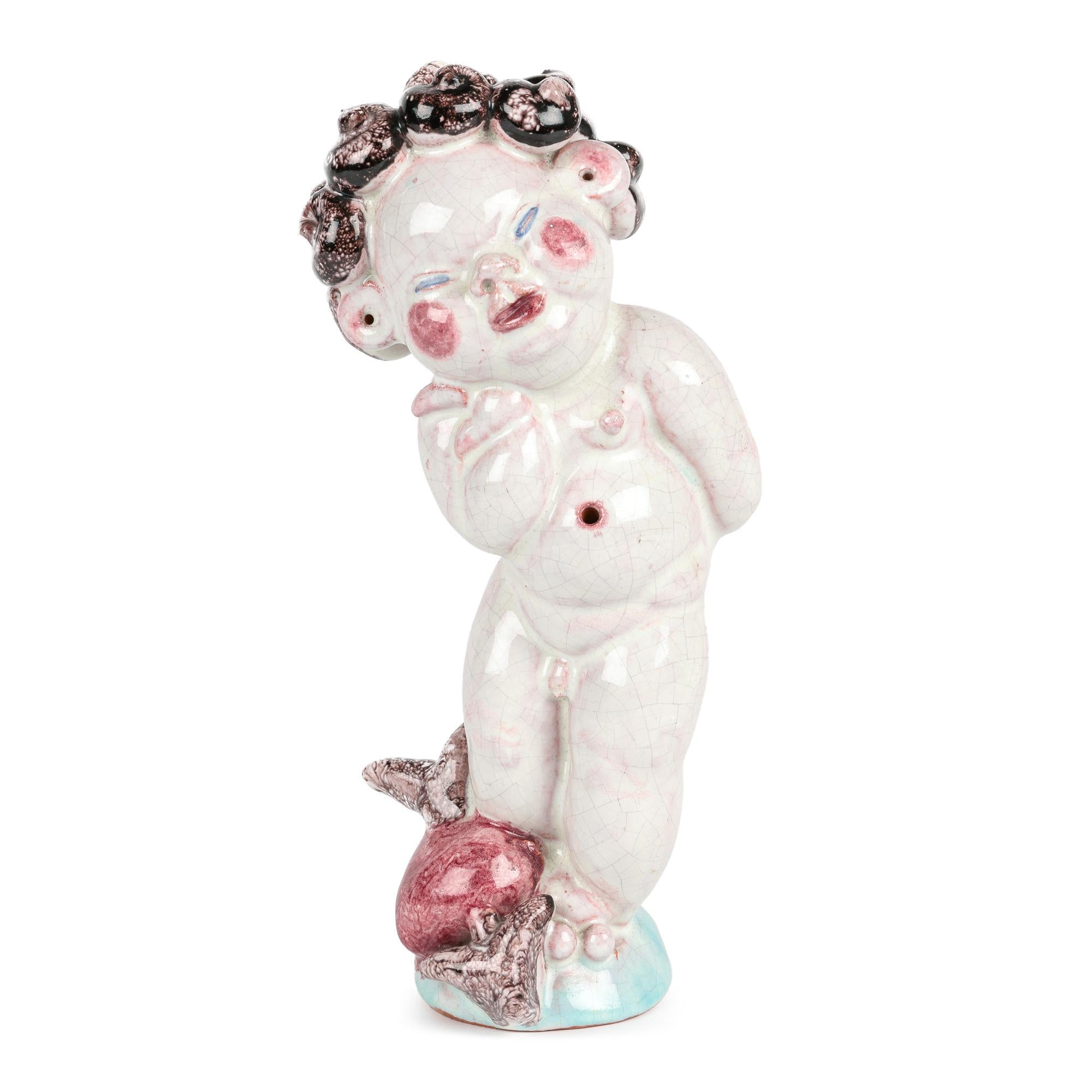 Rara y encantadora figura de cupido en cerámica artística austriaca Art Decó, obra del renombrado artista, diseñador, ceramista, alfarero y metalista vienés Walter Bosse (austriaco, 1904-1979), que se cree que data de la década de 1920. 

Walter