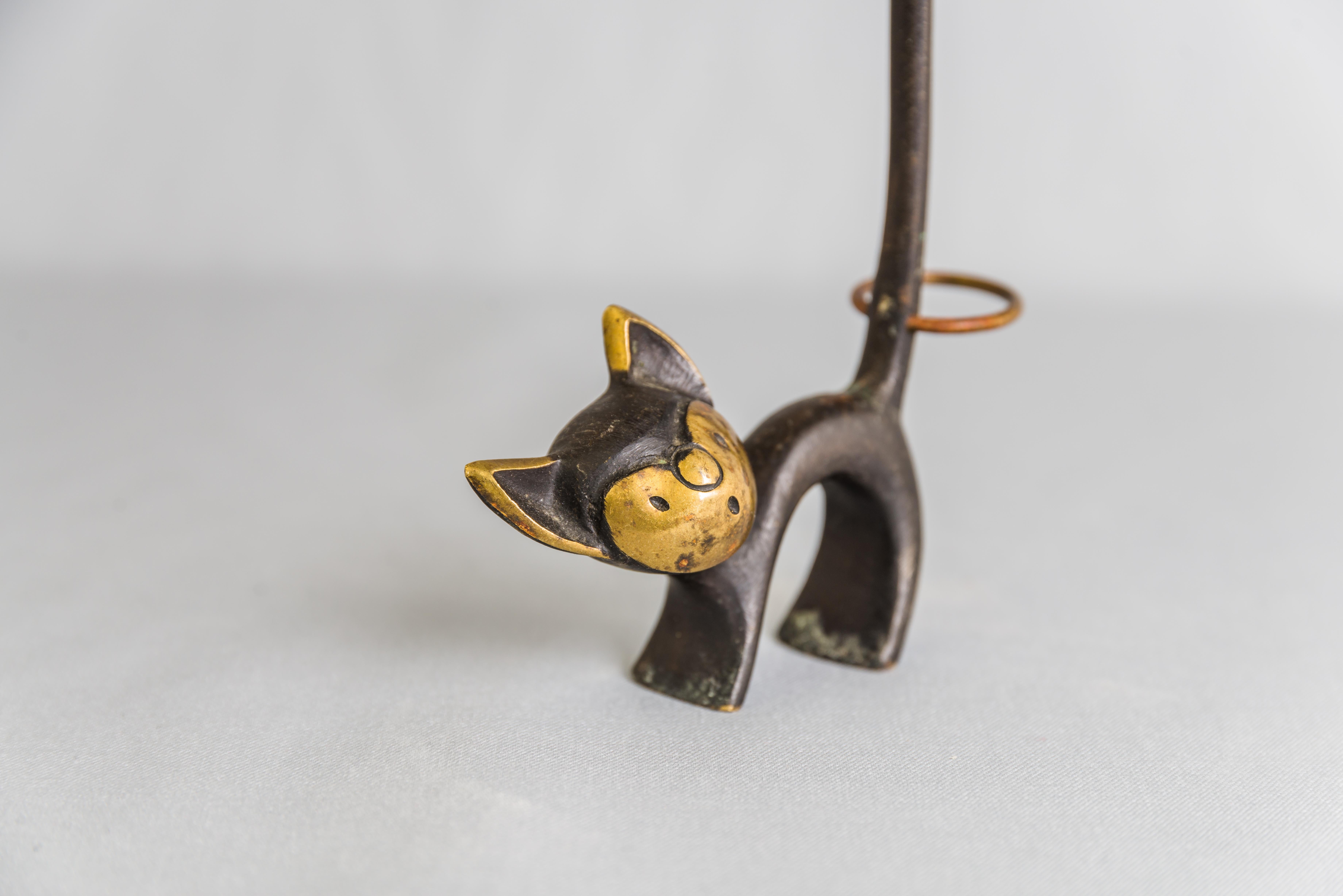 Österreichische Katzenfigur aus Messing, die normalerweise als Brezelhalter verwendet wird, ein dekoratives Stück, sehr gut geeignet als Ringhalter.
Ursprünglicher Zustand.