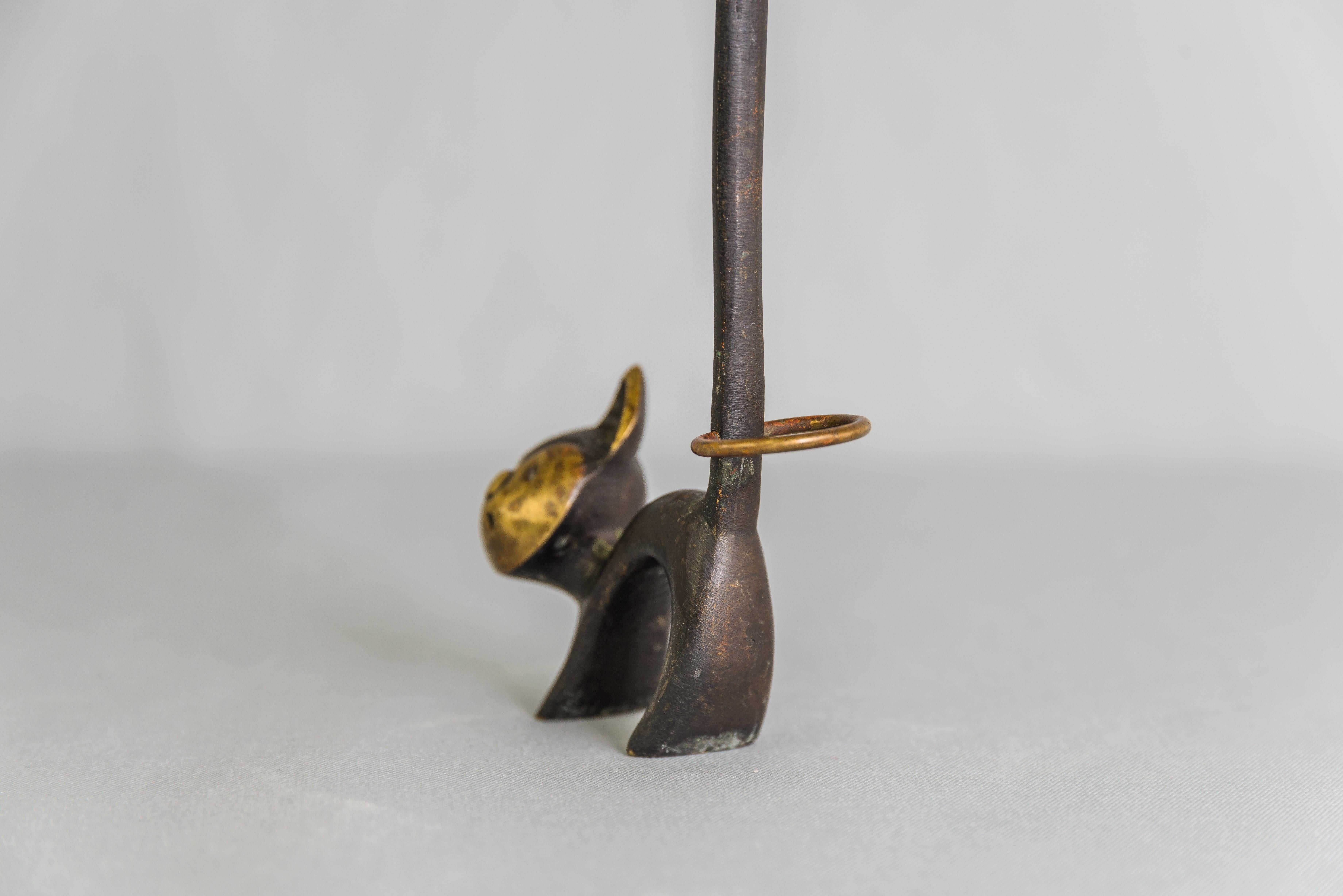 Autrichien Walter Bosse - Porte-pendentif en laiton avec figurine de chat, porte-anneau en vente