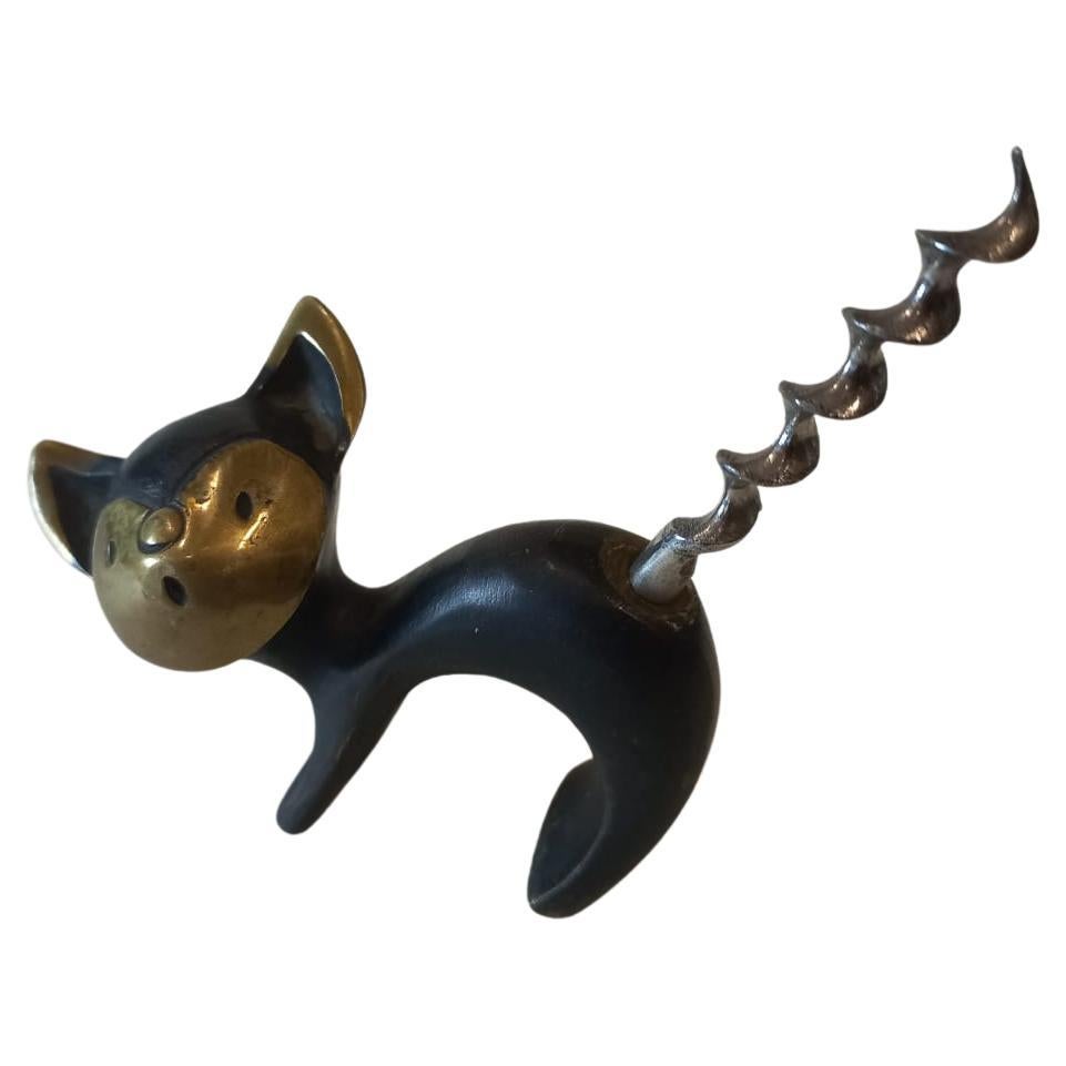 cat corkscrew tail