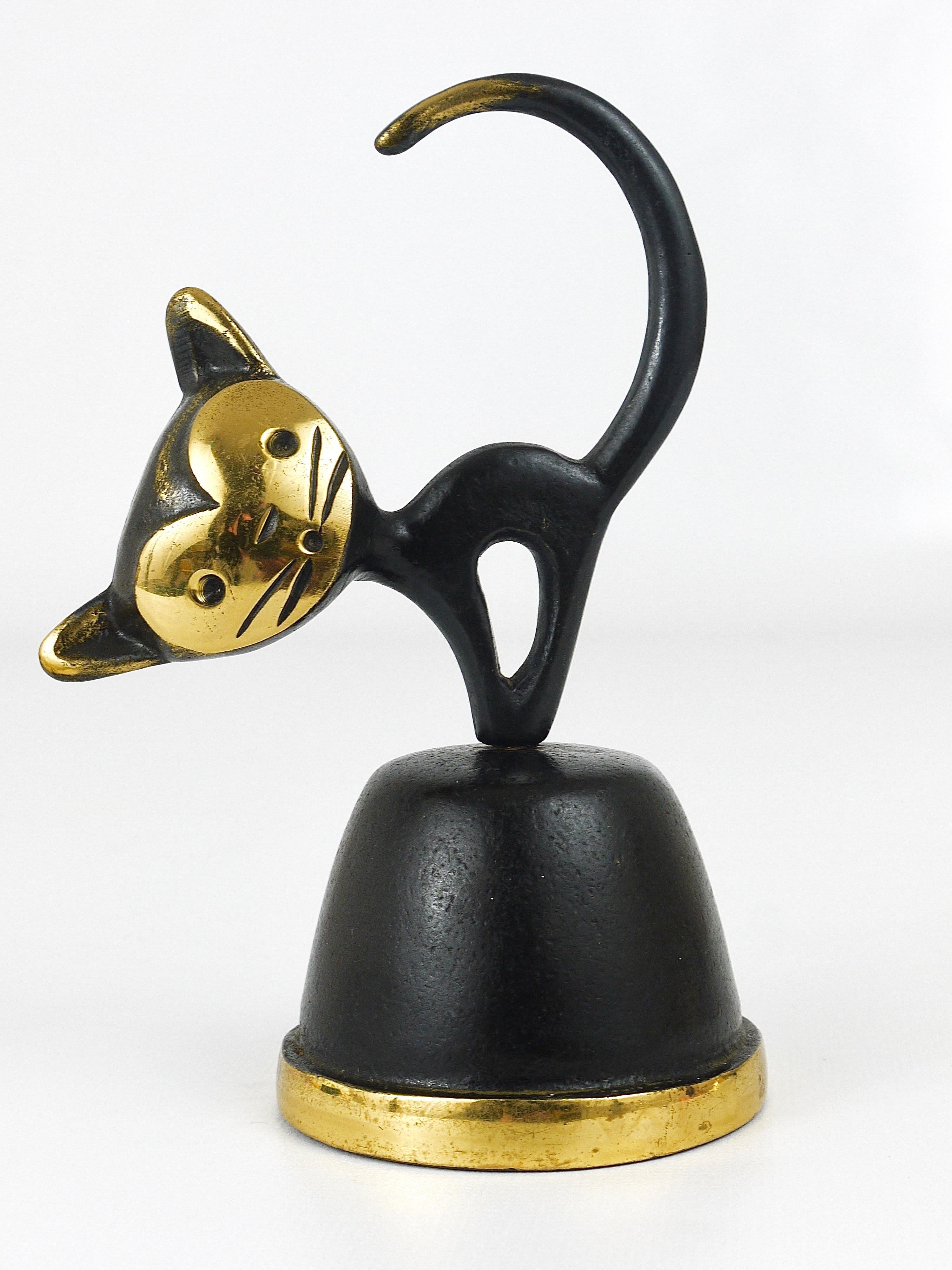 Mid-Century Modern Walter Bosse Cloche de salle à manger en laiton représentant un chat par Herta Baller, Autriche, 1950 en vente