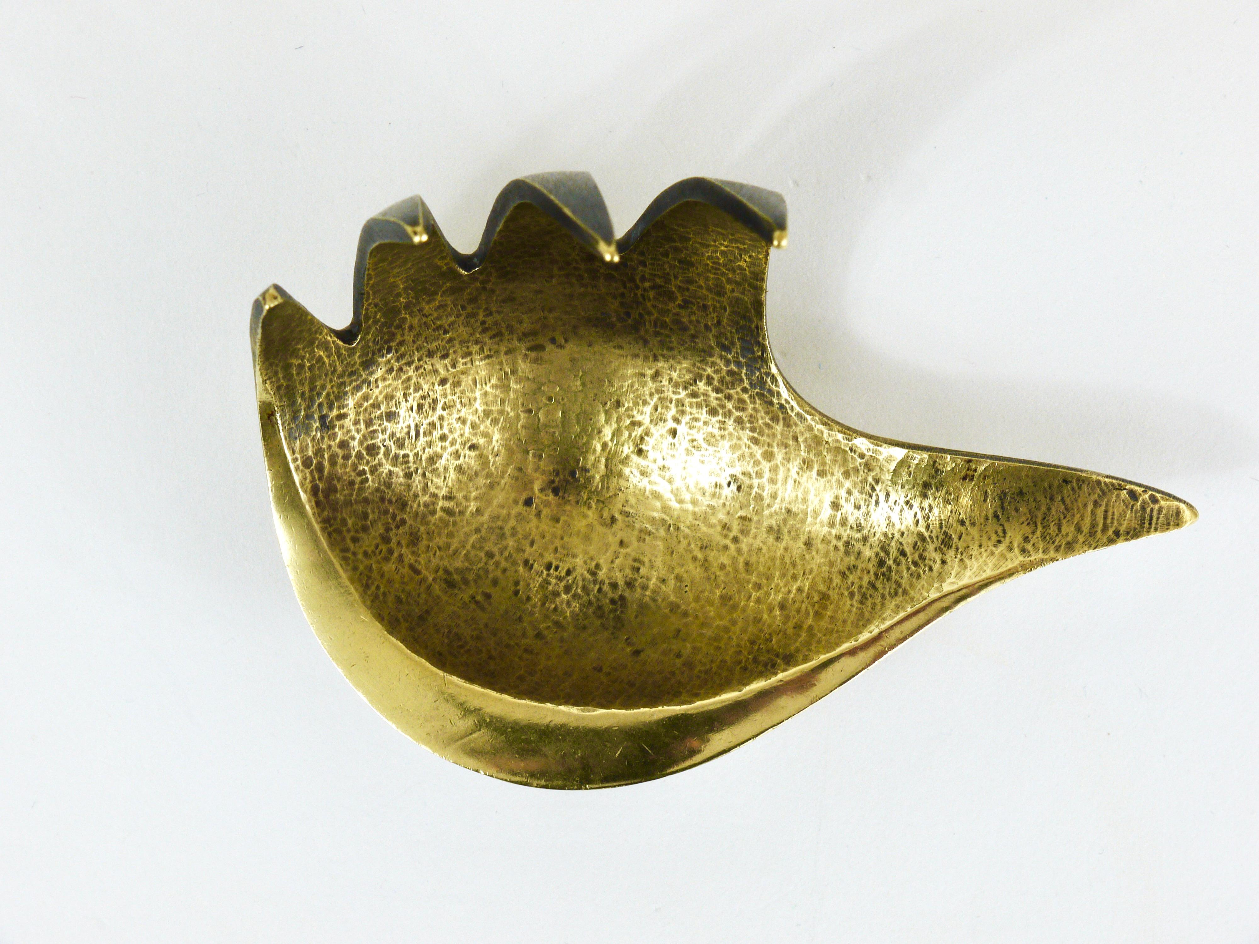 A beautiful modernist ashtray in the shape of a hand. A humorous design by Walter Bosse, executed by Baller Austria in the 1950s. Also suitable as a jewelry and ring holder. Made of brass, in very good condition with nice patina.