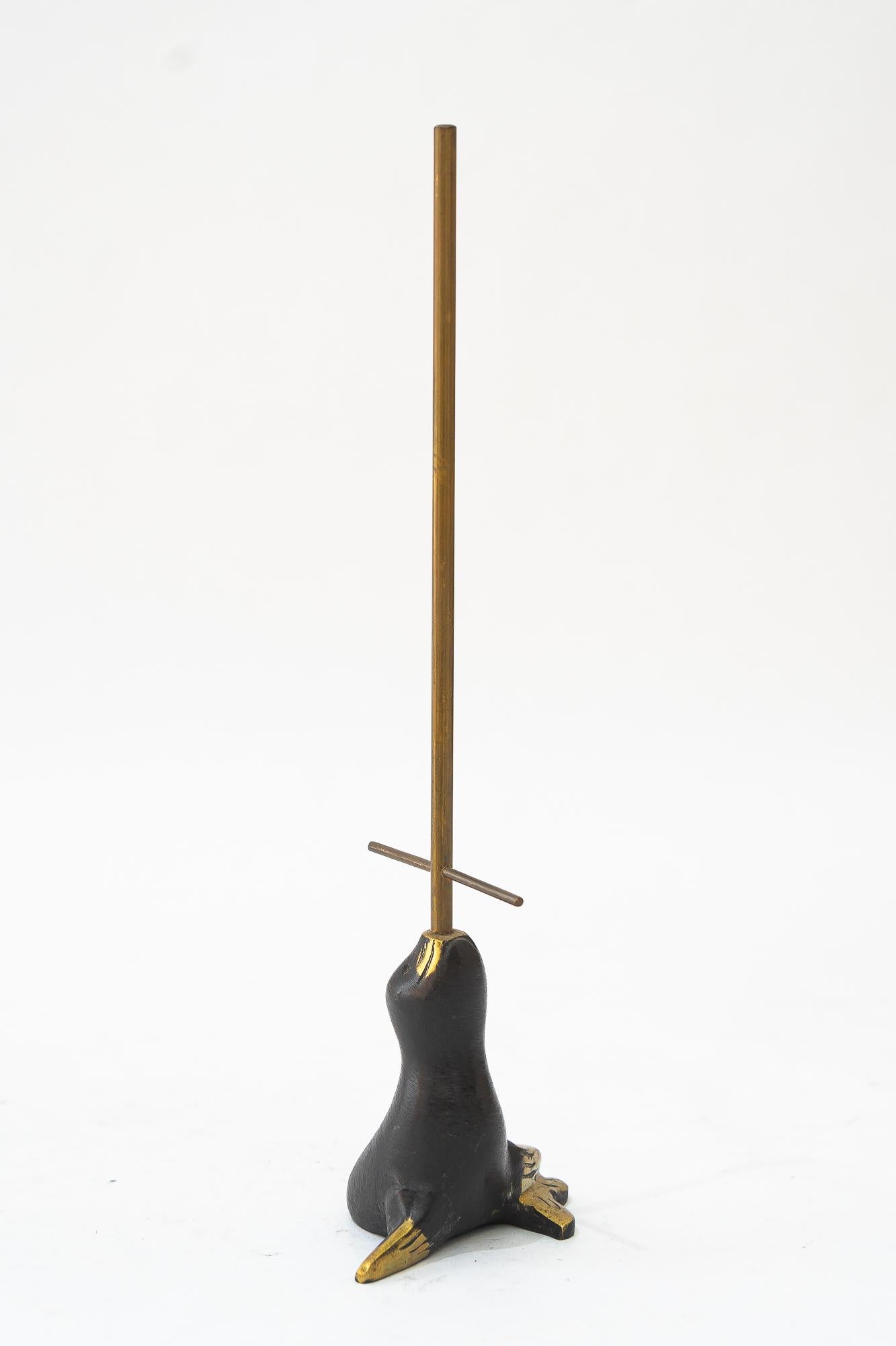 Portabiscotti con statuetta di sigillo in ottone di Walter Bosse, porta anelli, 1950 circa
Condizioni originali