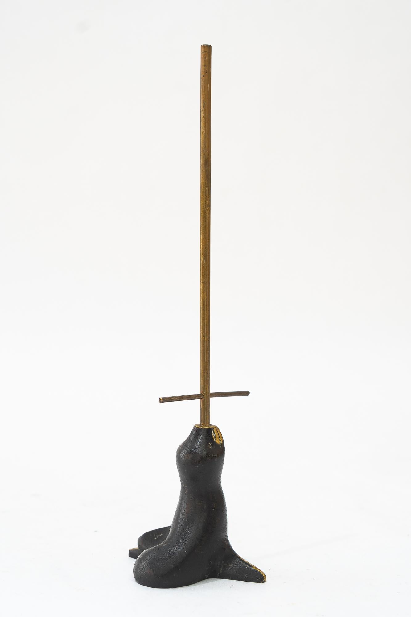 Annerito Portabiscotti con statuetta di sigillo in ottone di Walter Bosse, porta anelli, 1950 circa in vendita