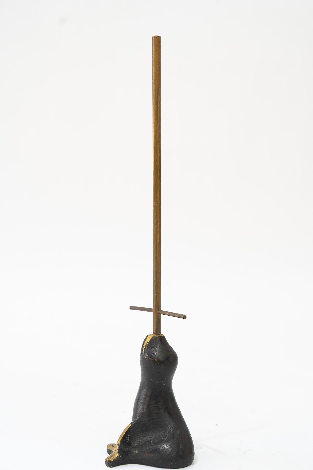 Portabiscotti con statuetta di sigillo in ottone di Walter Bosse, porta anelli, 1950 circa In condizioni buone in vendita a Wien, AT