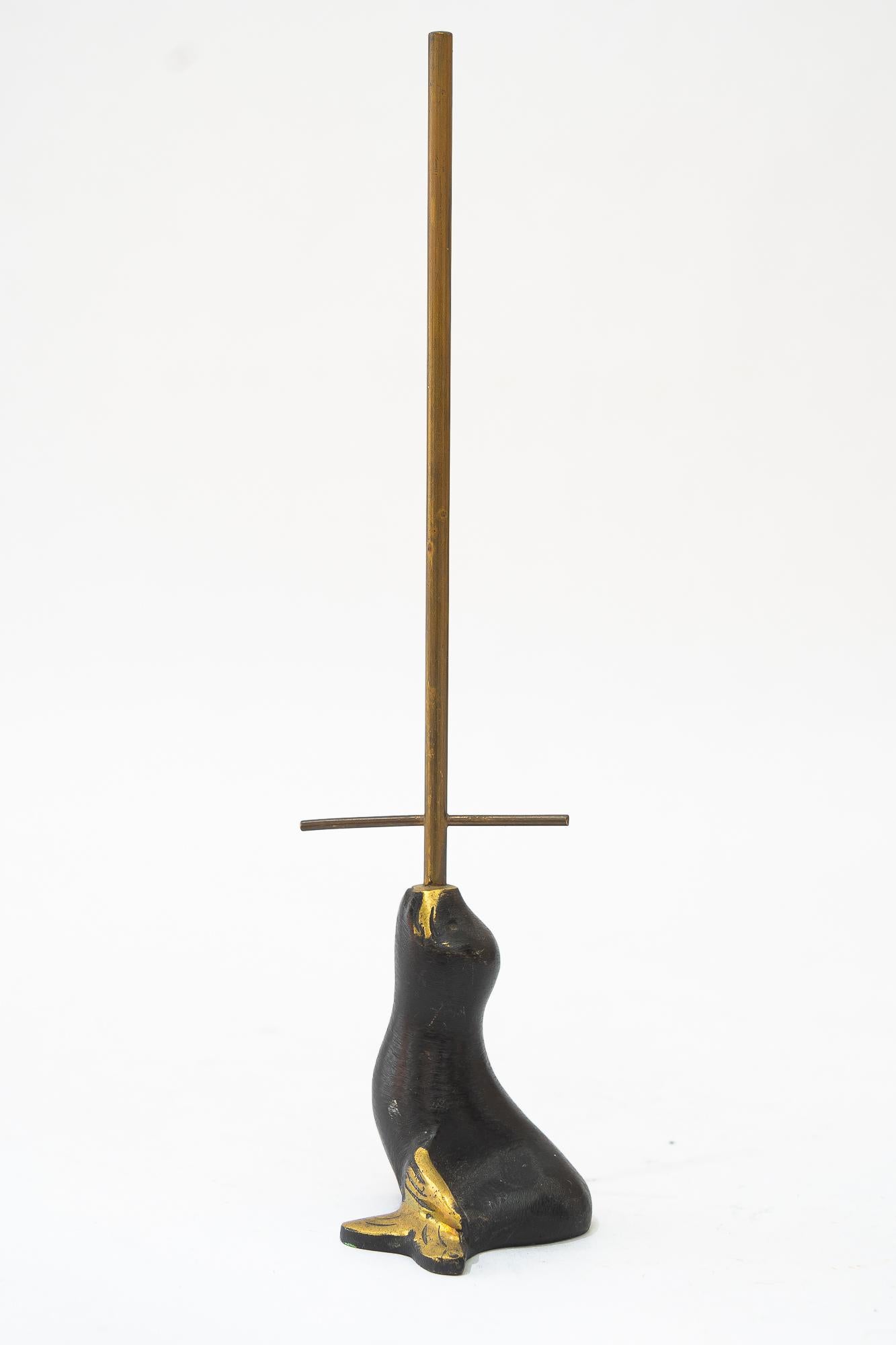 Metà XX secolo Portabiscotti con statuetta di sigillo in ottone di Walter Bosse, porta anelli, 1950 circa in vendita
