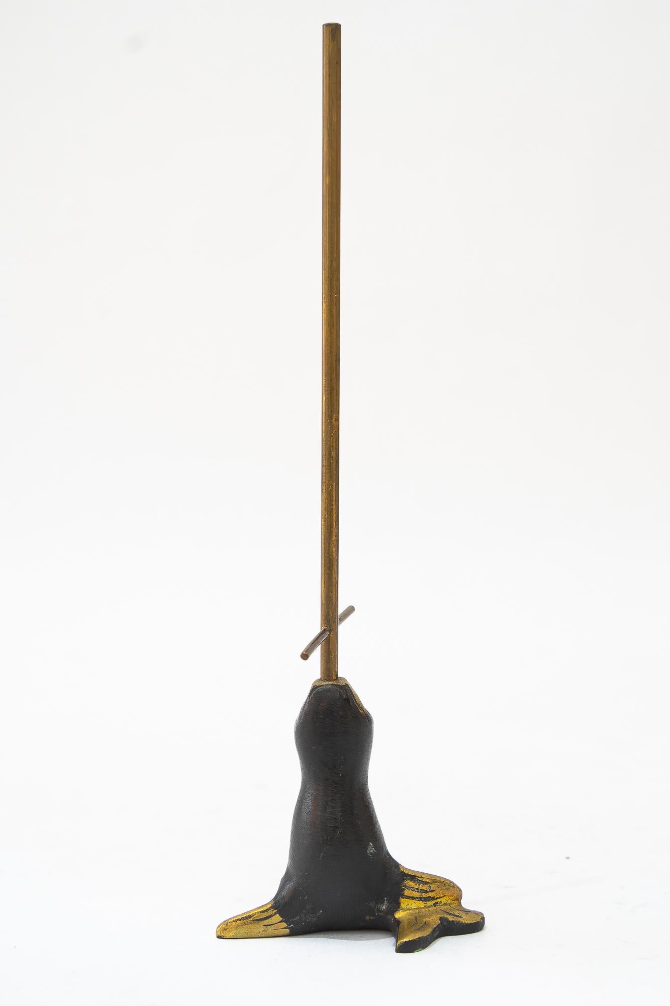 Ottone Portabiscotti con statuetta di sigillo in ottone di Walter Bosse, porta anelli, 1950 circa in vendita