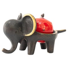 Il portacandele Walter Bosse raffigura un elefante di Vienna intorno agli anni '50