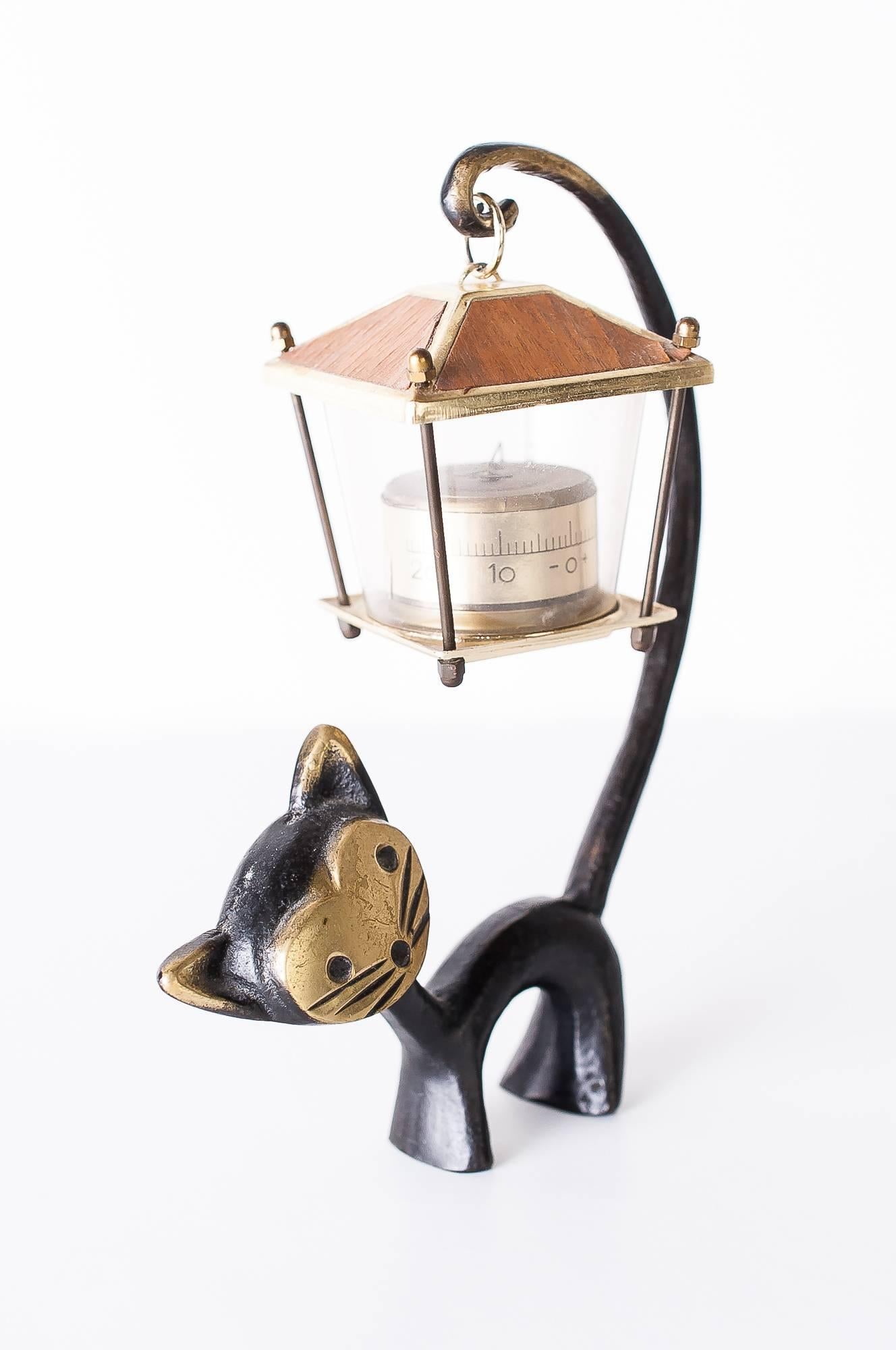 Walter Bosse Katzenfigur mit Thermometer, 1950er Jahre
Österreichisches Tischthermometer, Katzenfigur und ein Thermometer in Form einer Laterne.
Entworfen von Walter Bosse, ausgeführt von Hertha Baller Austria in den 1950er Jahren.
Ursprünglicher