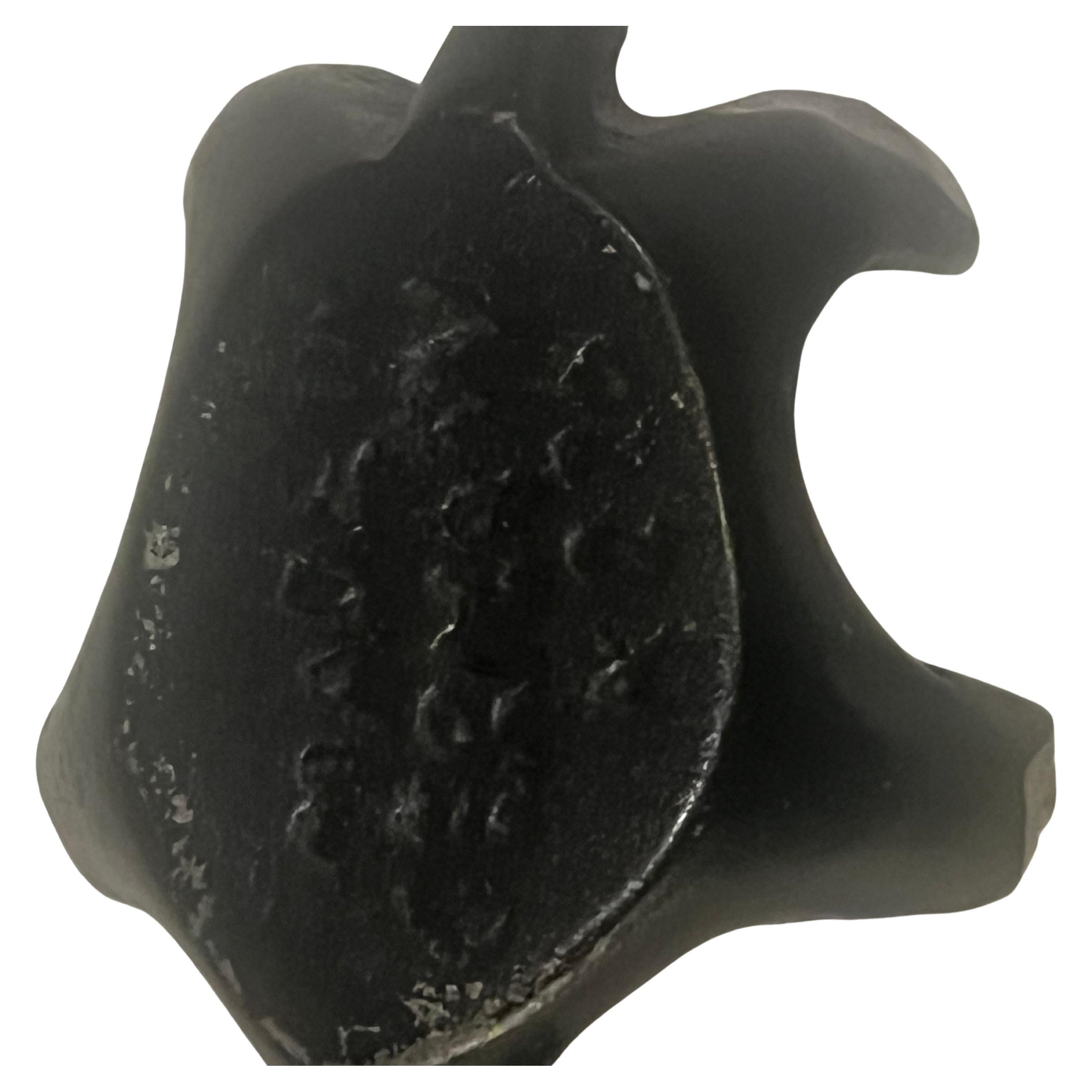 Raro e stravagante porta anelli per gatti di Walter Bosse degli anni '50 circa, ben patinato, in alluminio con finitura smaltata nera, finitura originale con qualche graffio e verniciatura, come mostrato.