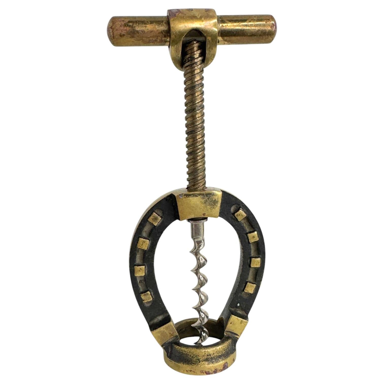 Tire-bouchon classique du début des années 1950, de conception autrichienne Walter Bosse Design/One, en forme de fer à cheval. Joli ajout à votre chambre ou simplement pour votre collection d'objets en bronze autrichien. Trouvé dans une vente de