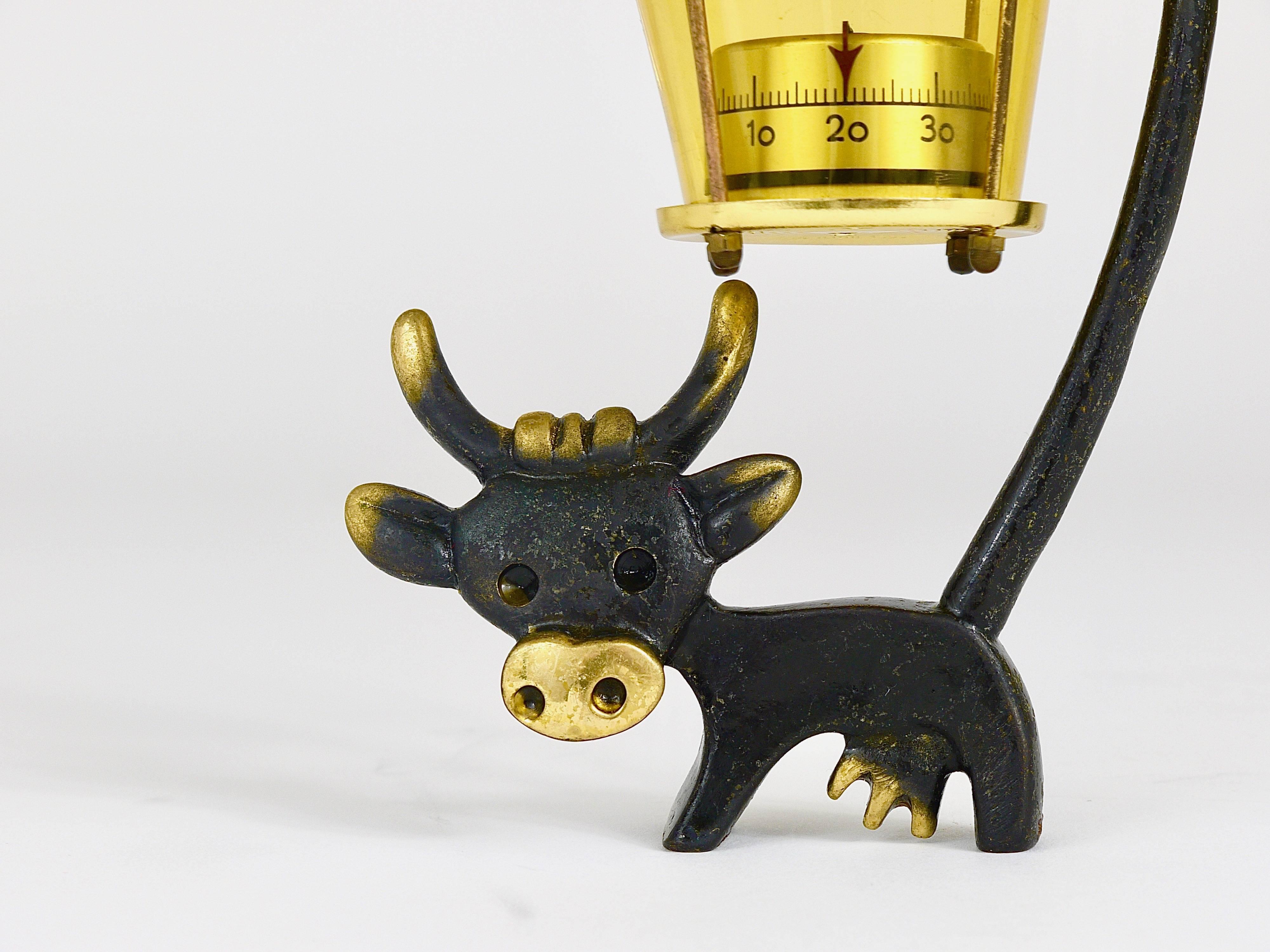 Charmant thermomètre de bureau autrichien, composé d'une jolie figurine de vache et d'un thermomètre en forme de lanterne. Un design humoristique de Walter Bosse, exécuté par Herta Baller Austria dans les années 1950. En laiton, en bon état avec une