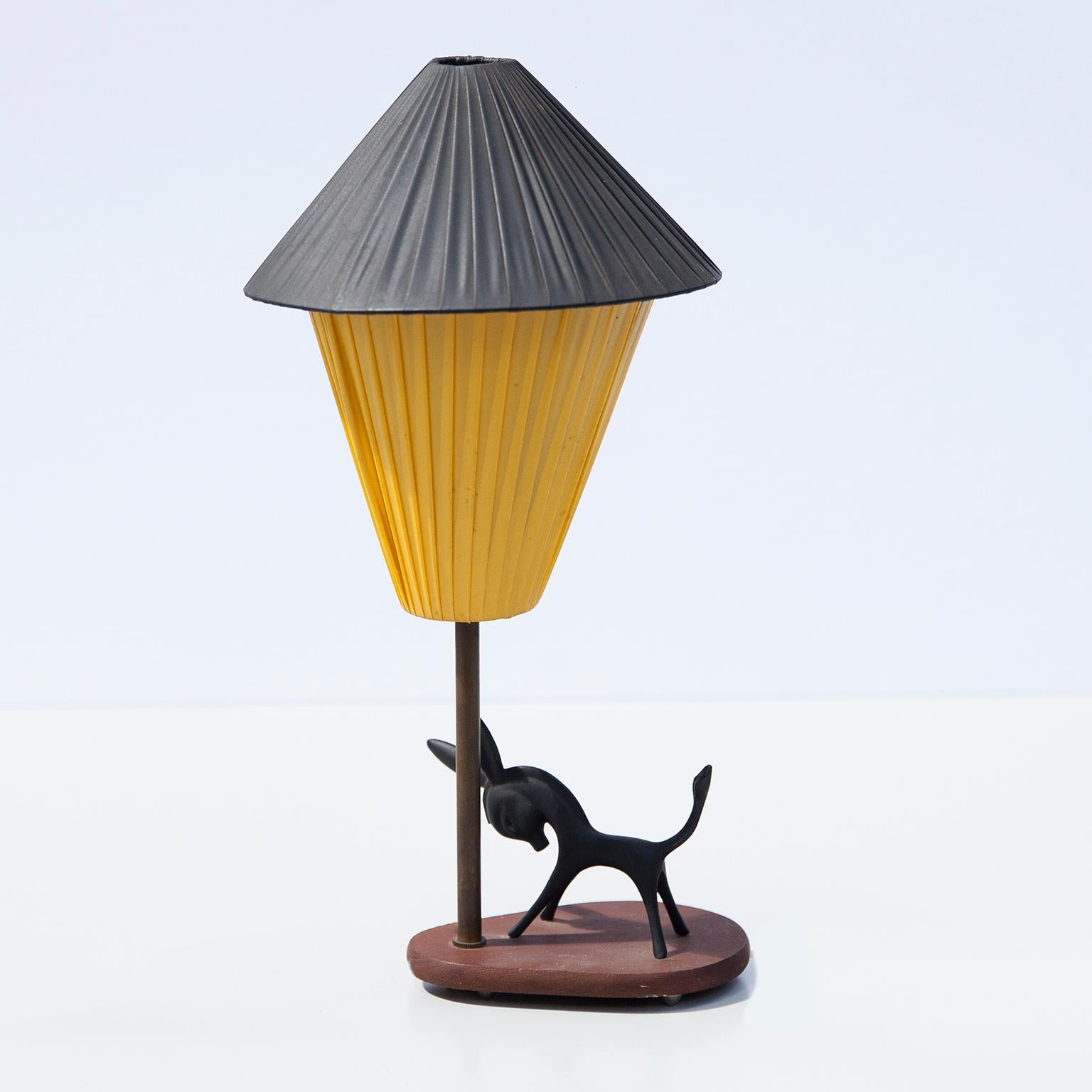 Lampe de table en forme d'âne conçue par Walter Bosse et fabriquée par Hertha Baller, Autriche, Vienne, dans les années 1950. L'âne est réalisé en laiton noirci patiné et vieilli, posé sur une base en teck avec deux abat-jour originaux.

Cette