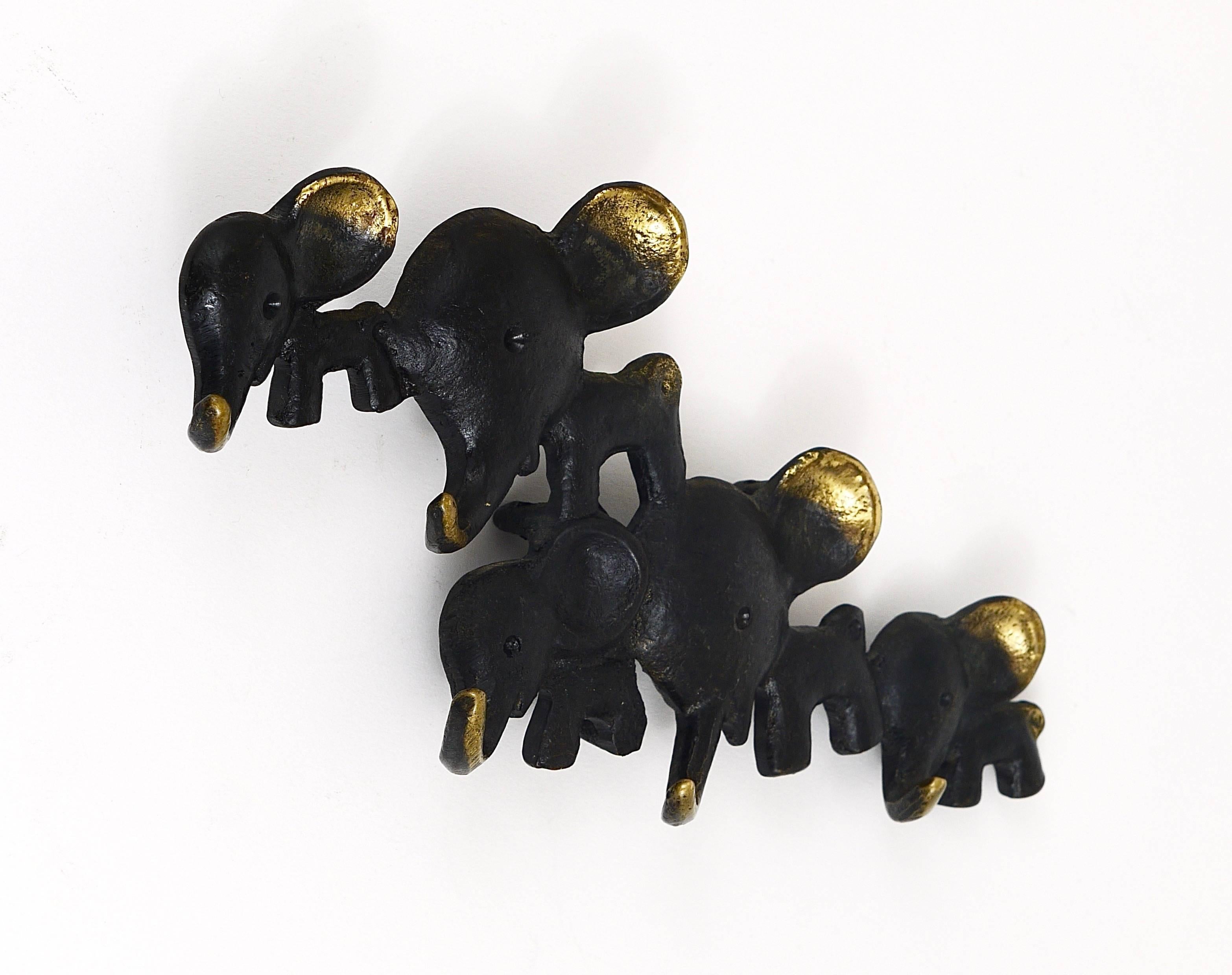 Ein charmanter und seltener Schlüsselanhänger, der fünf Elefanten in verschiedenen Größen zeigt. Ein sehr humorvoller Entwurf von Walter Bosse, ausgeführt von Hertha Baller, Österreich, in den 1950er Jahren. Auch als Handtuchhalter oder für