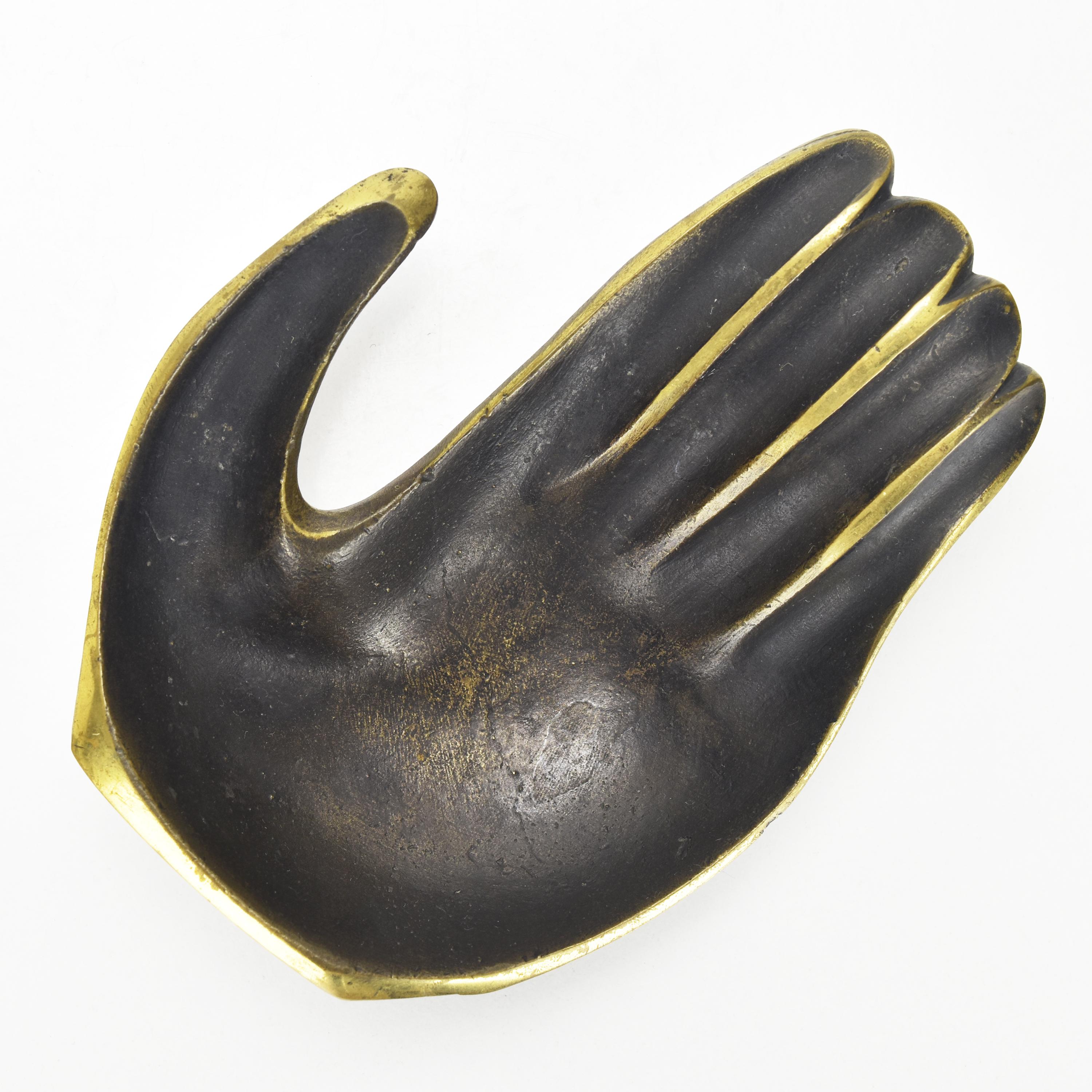A beautiful modernist vide poche or ashtray in the shape of a hand designed by Walter Bosse and probably executed by Herta Baller Austria in the 1950s. 