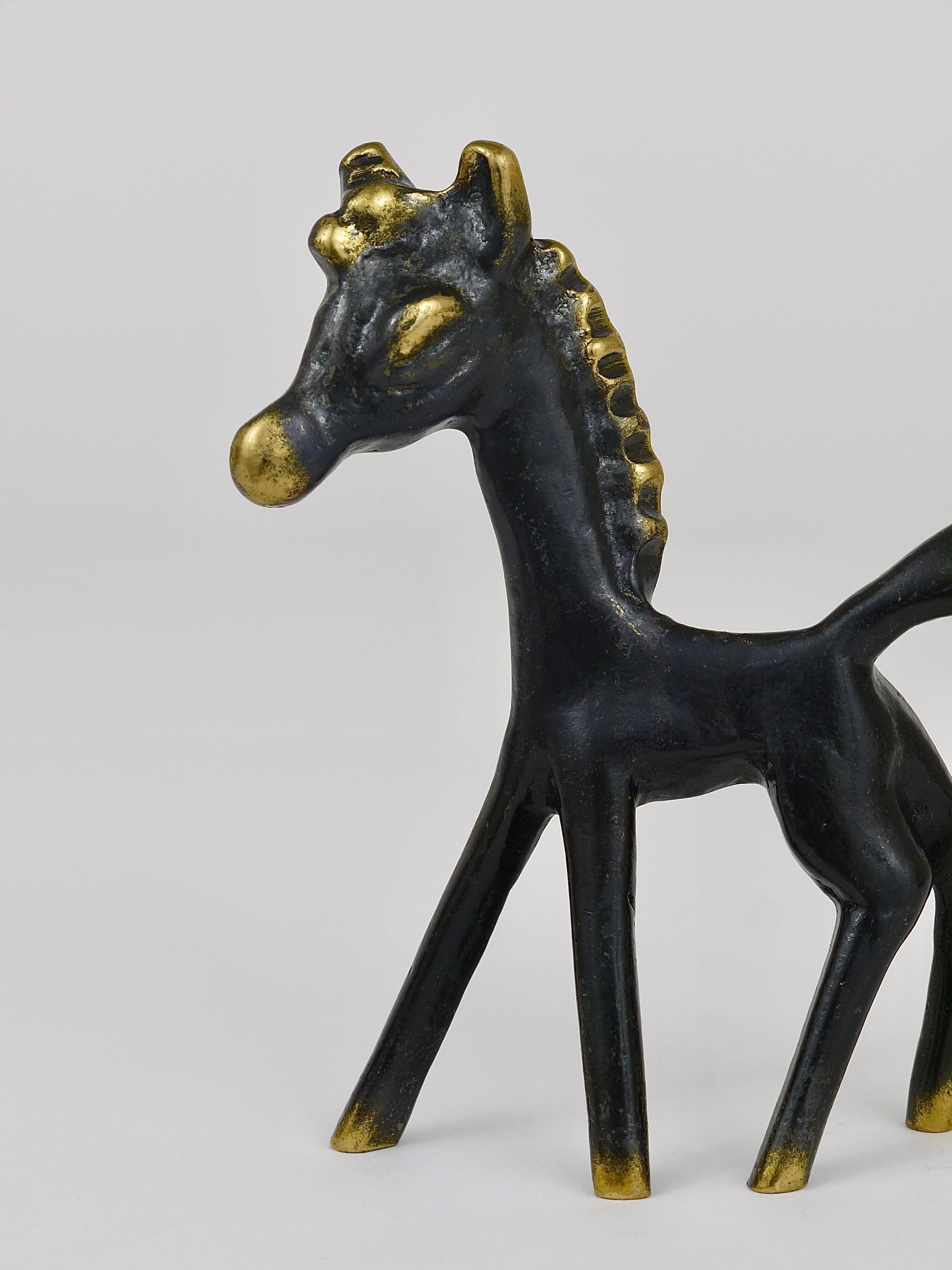 A lovely horse sculpture made of brass from the 1950s. Designed by Walter Bosse, executed by Hertha Baller. In excellent condition.