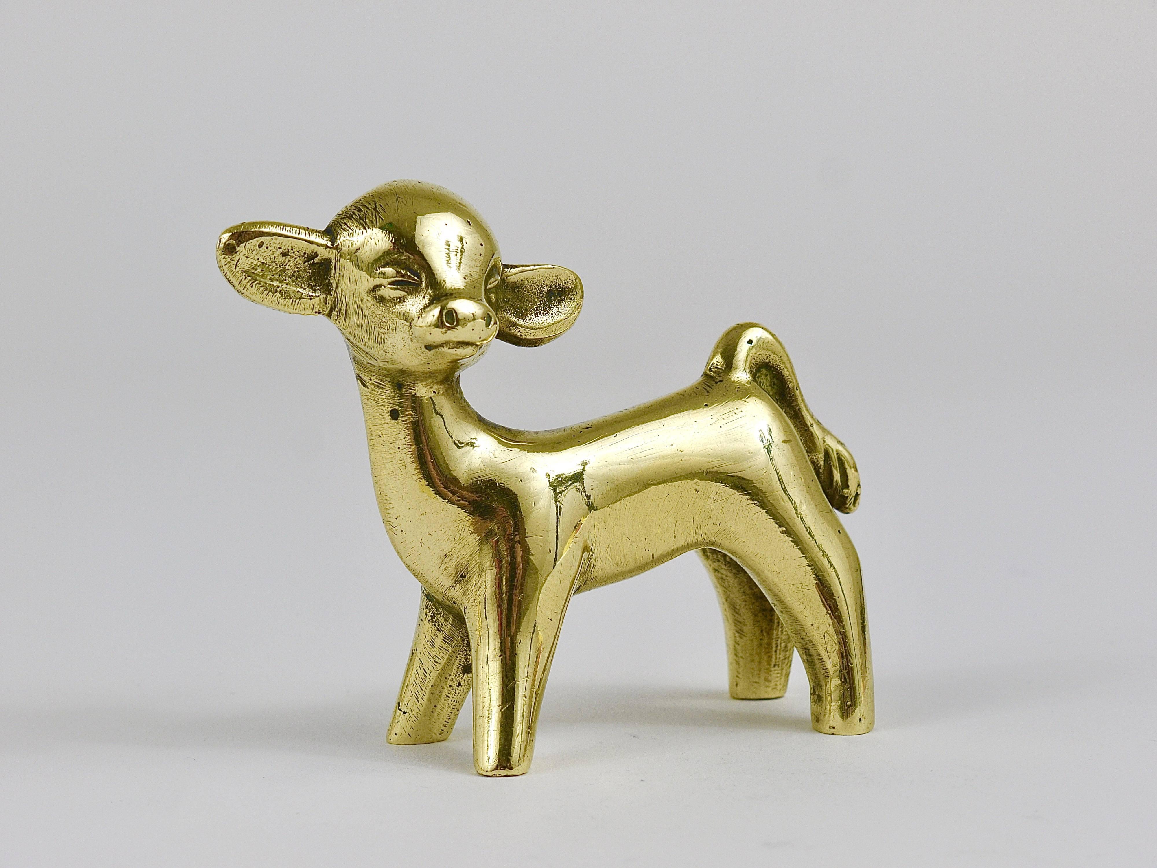 A lovely calf / baby cow sculpture made of brass from the 1950s. Designed by Walter Bosse, executed by Herta Baller, Austria. In very good condition with marginal patina.