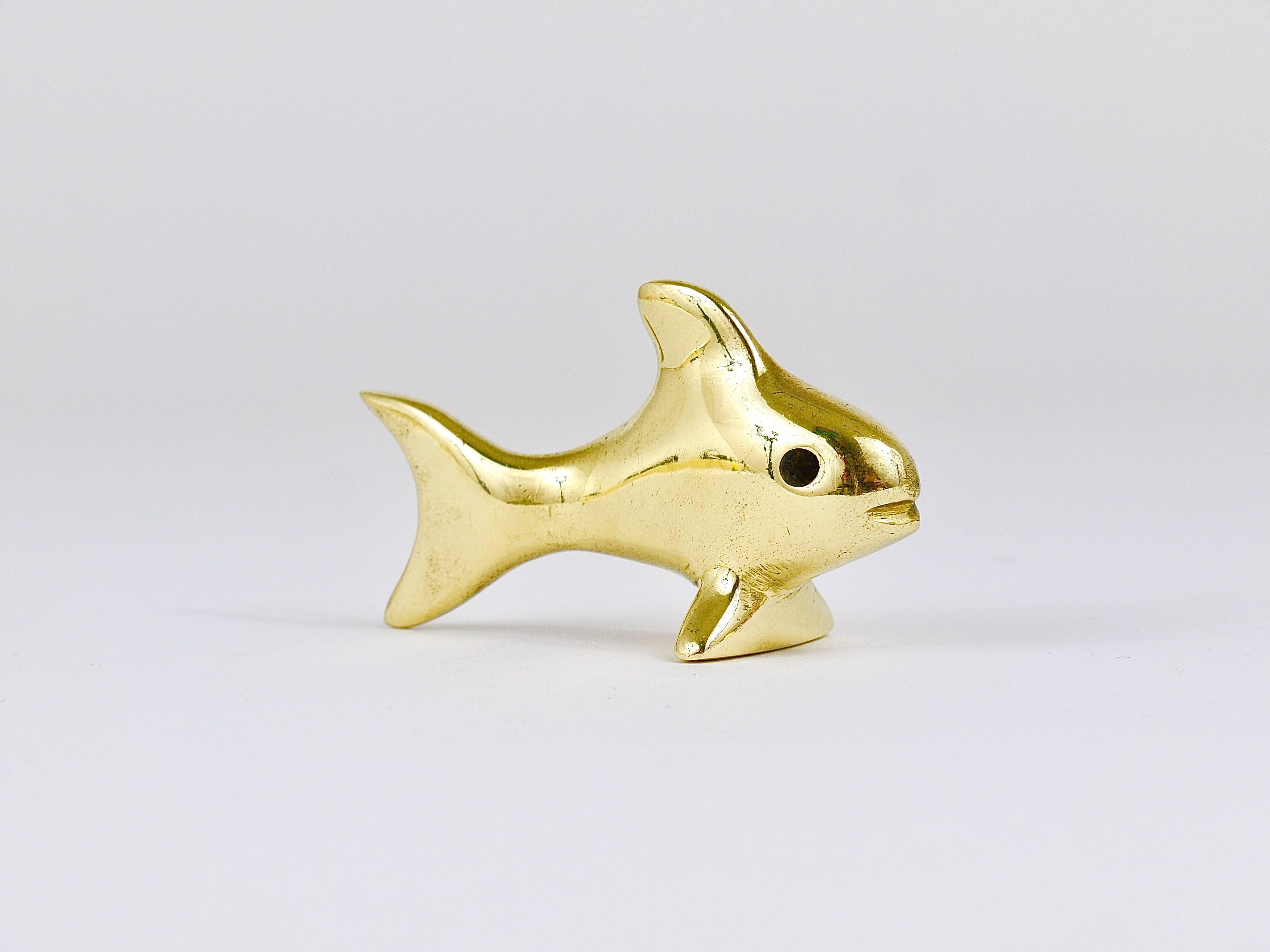 A lovely fish sculpture made of brass from the 1950s. Designed by Walter Bosse, executed by Hertha Baller. In very good condition with marginal patina.
