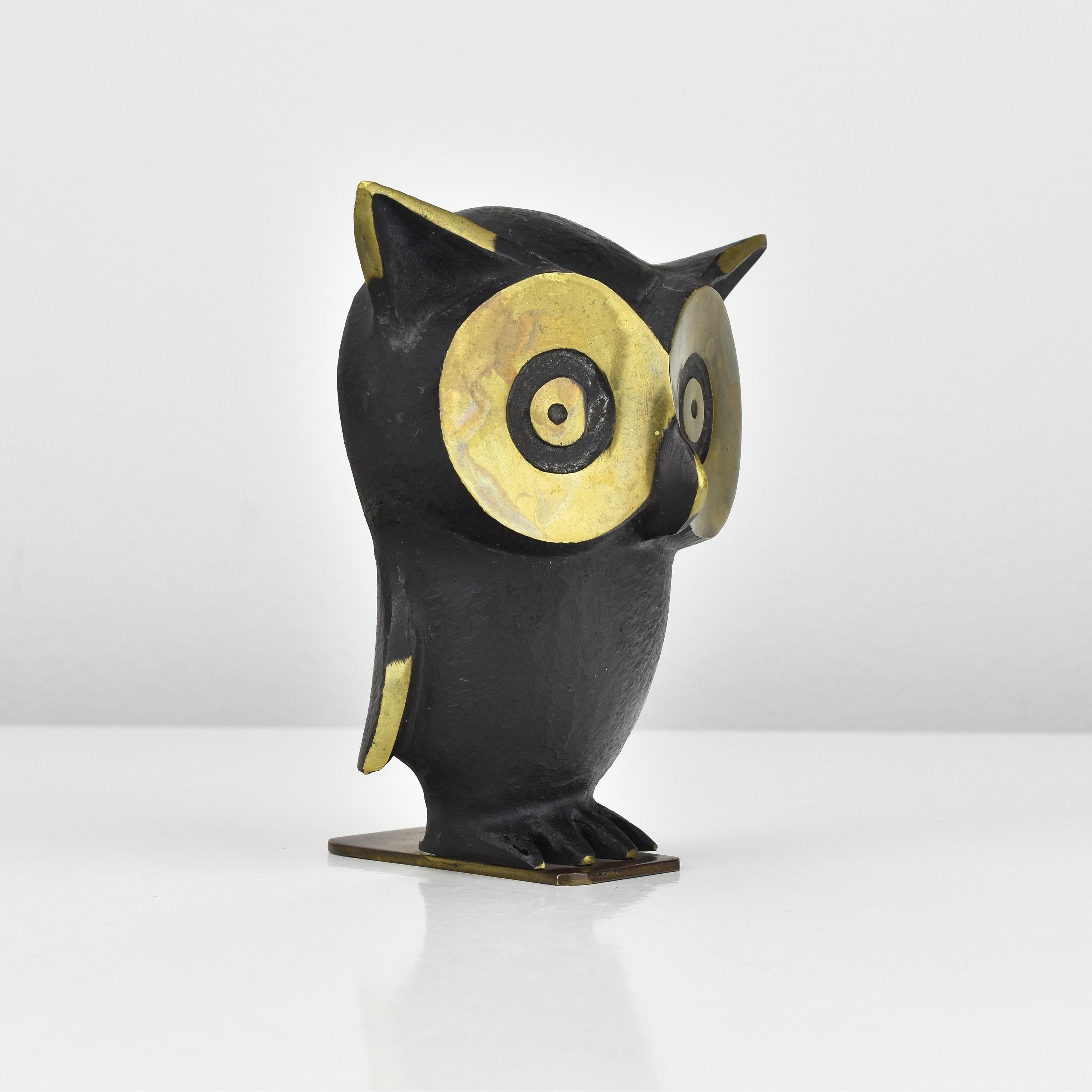 Owl Figurine or Bookend - Artistic Elegance from the Mid Century

This owl figurine or bookend is a charming example of art from the mid-20th century. It is crafted from partially black-patinated brass or bronze and was produced by Herta Baller.
