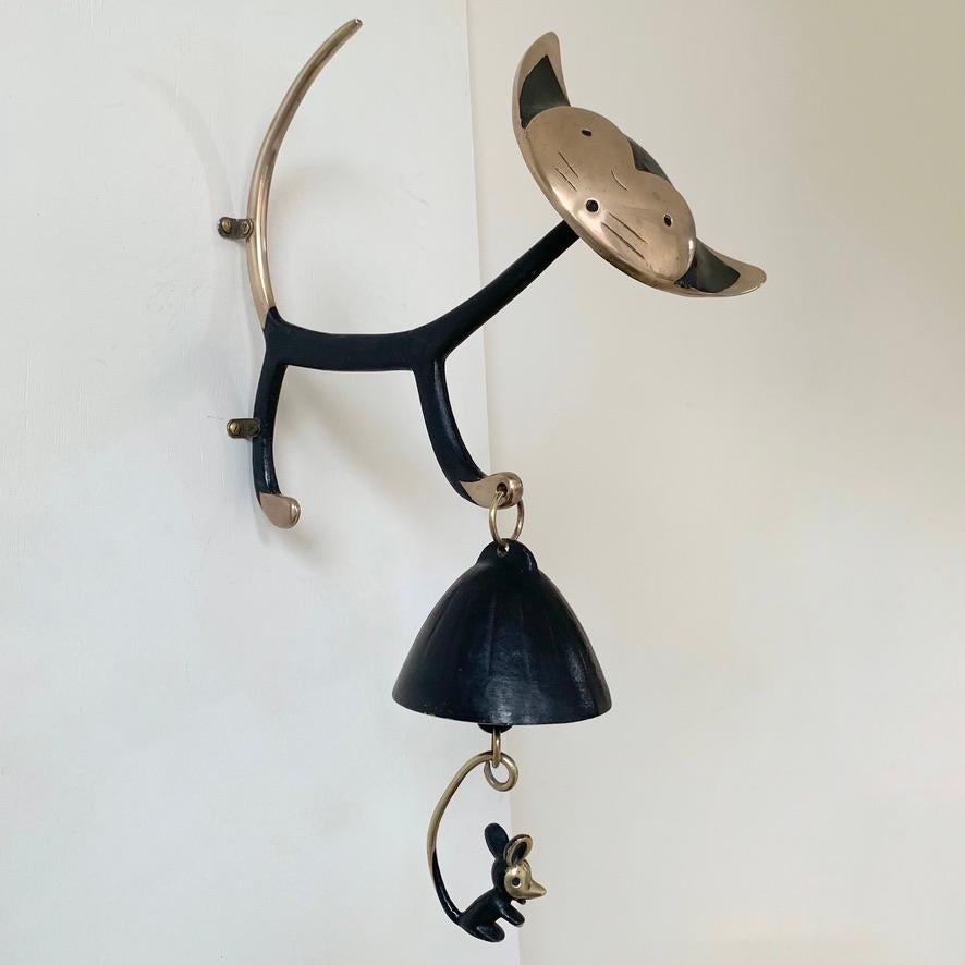 Increíble y raro timbre de puerta con forma de gato y ratón de Walter Bosse, hacia 1950, Austria.
Latón pulido y ennegrecido.
Dimensiones: 44 cm de altura, 27 cm de profundidad y 13 cm de anchura.
Buen estado original, artículo nunca visto en el