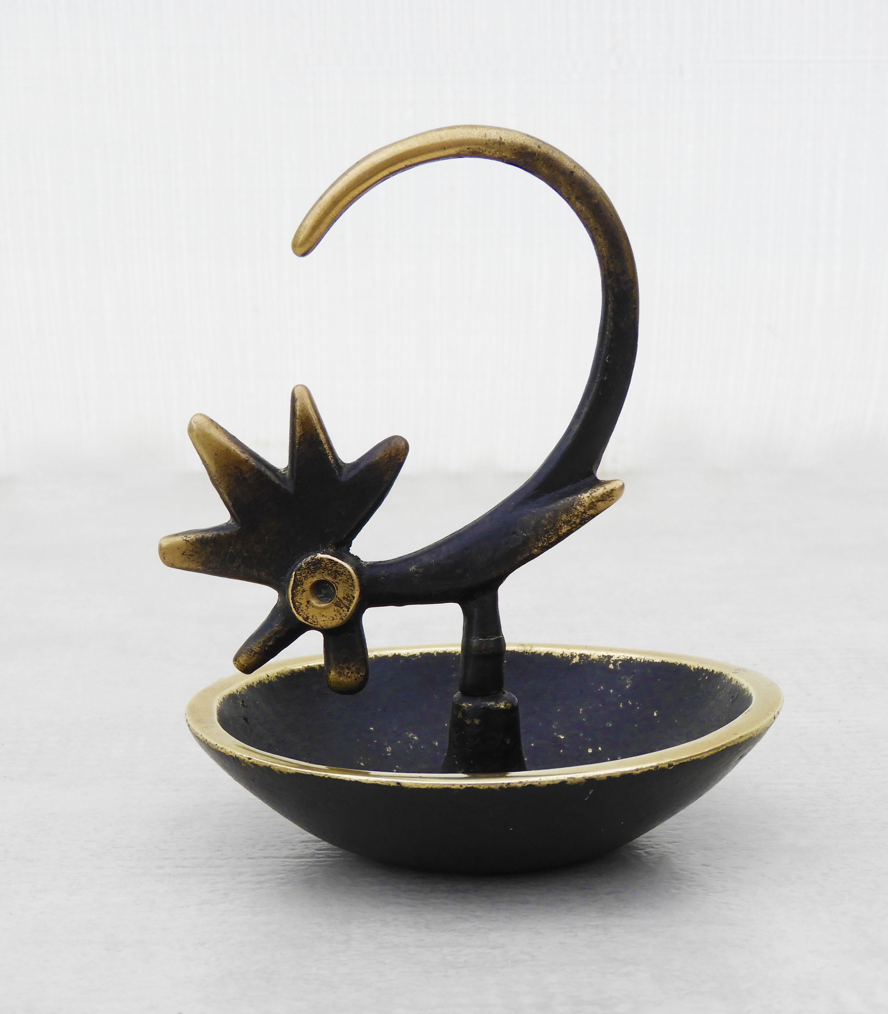 Walter Bosse Hahn Ringfänger/Aschenbecher, Wien, ca. 1950er Jahre

Ein seltener Hahnringfänger/Aschenbecher aus massivem geschwärztem Messing, entworfen von Walter Bosse und hergestellt in Österreich in den 1950er Jahren. Dieses charmante Stück aus