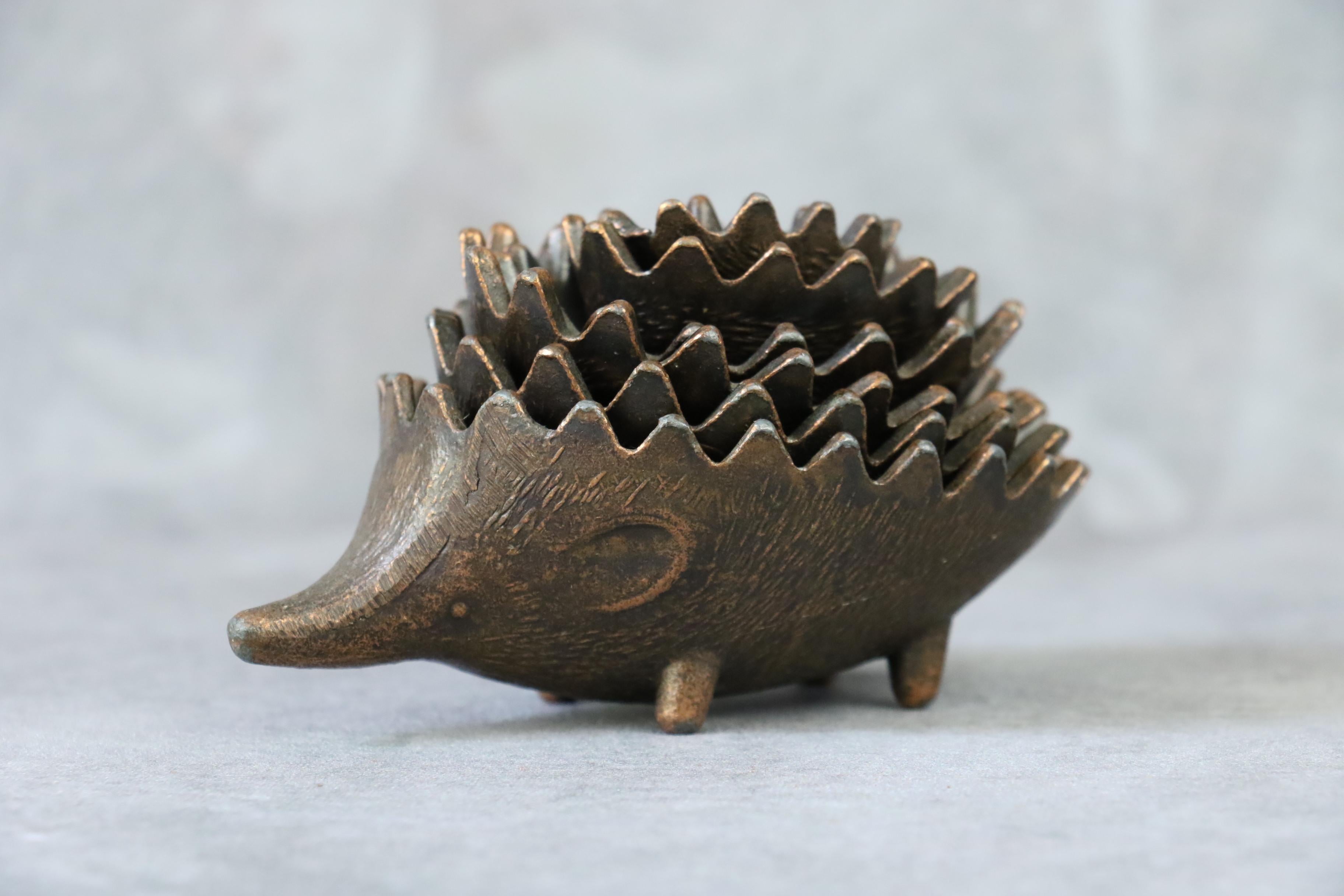Walter Bosse Set of 6 Hedgehog Sculptures, Ashtray, circa 1950 In Good Condition In Camblanes et Meynac, FR