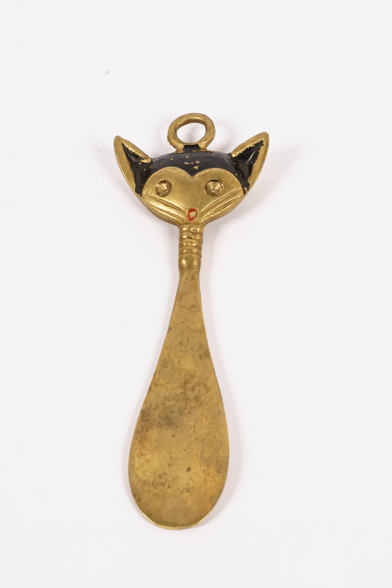 Walter Bosse shoehorn shows a cat, circa 1950s
Original condition.