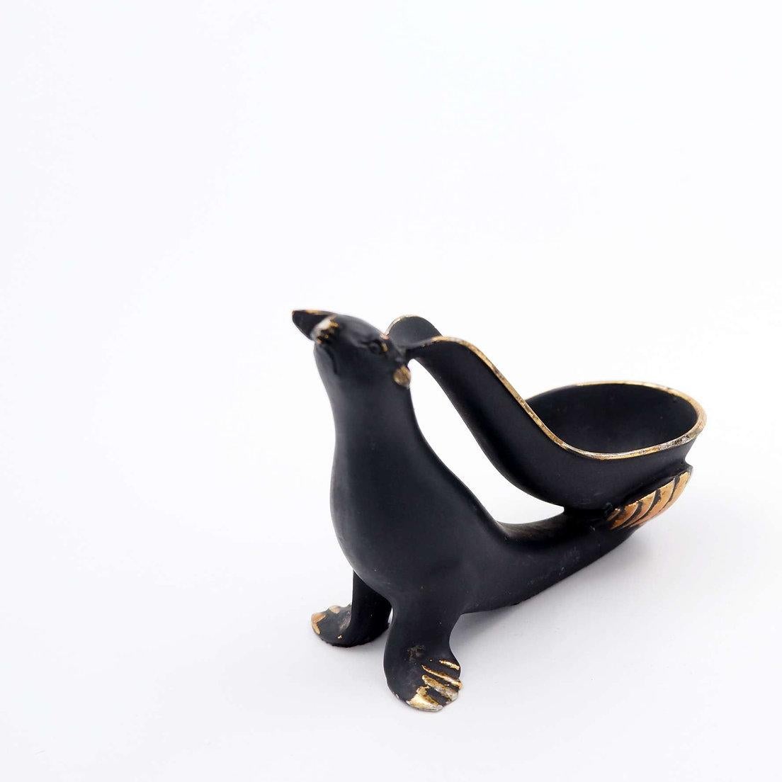 Walter Bosse style Sea lion pipe holder in bronze - 1950s
Decoration - Vintage - Vintage
Measures : 9cmx4cm H:7.5cm 
Wear consistent with age and use.
Minor Structural Damages : See Photos