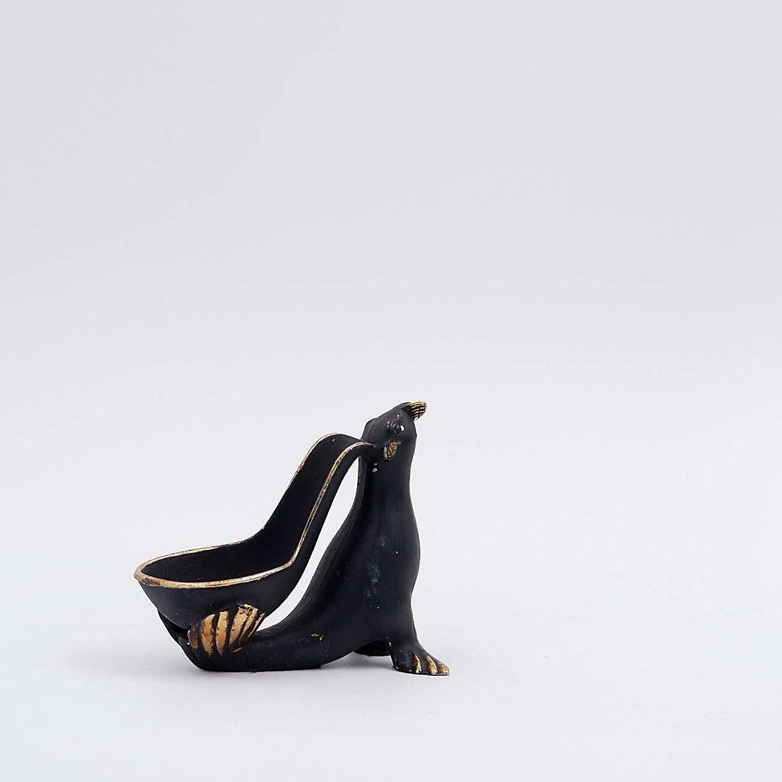 20th Century Walter Bosse style Sea lion pipe holder in bronze - 1950s For Sale
