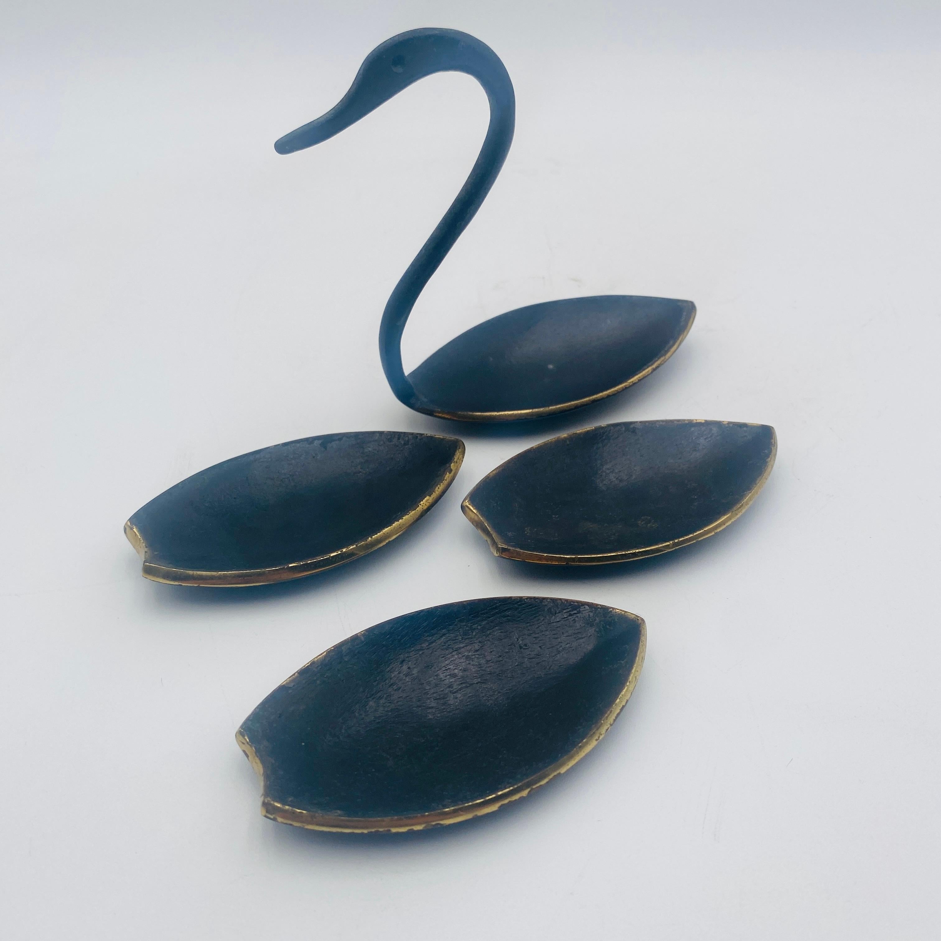 Ein kompletter Satz stapelbarer Schwan-Aschenbecher aus der Mitte des Jahrhunderts. Ein humorvoller und charmanter Entwurf von Walter Bosse, ausgeführt in den 1950er Jahren von Hertha Baller, Österreich. Hergestellt aus massivem Messing, in gutem