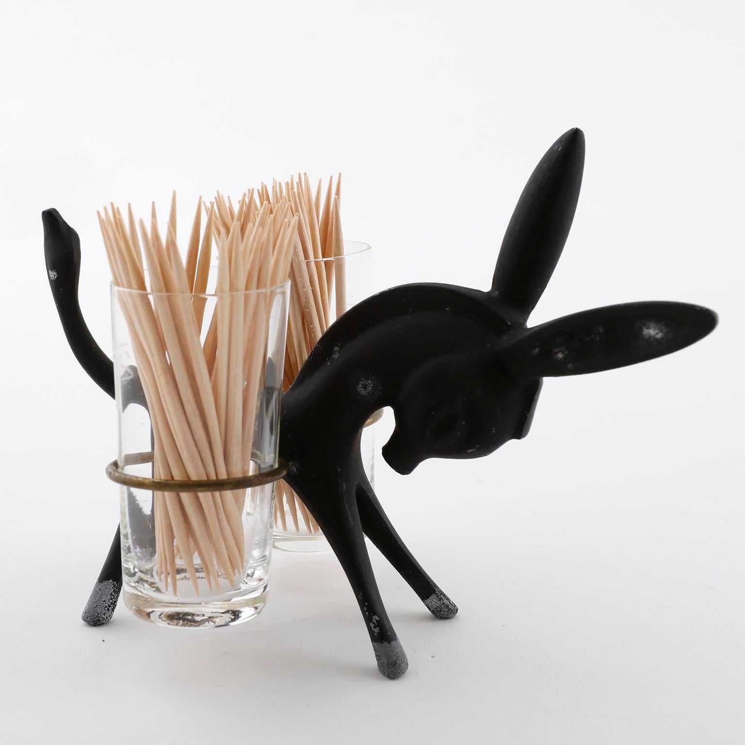 Zahnstocherhalter-Set in Form eines Esels, entworfen von Walter Bosse und hergestellt von Hertha Baller, Österreich, Wien, Mitte der 1950er Jahre.
Der Esel ist aus patiniertem und gealtertem, geschwärztem Messing gefertigt. Die Zahnstocherhalter