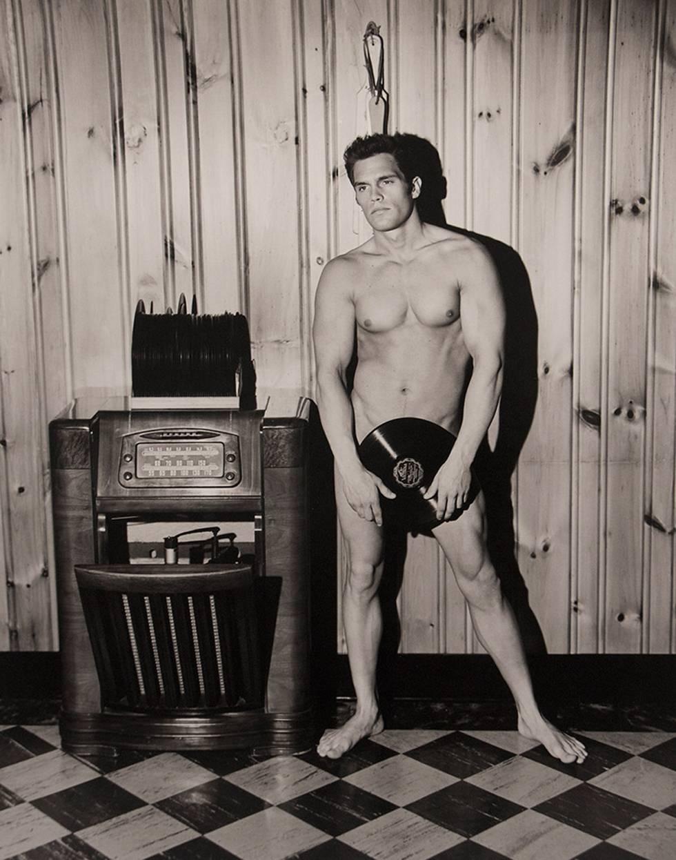 Walter Briski Jr. Nude Photograph – Ohne Titel (Man und Krugschachtel)