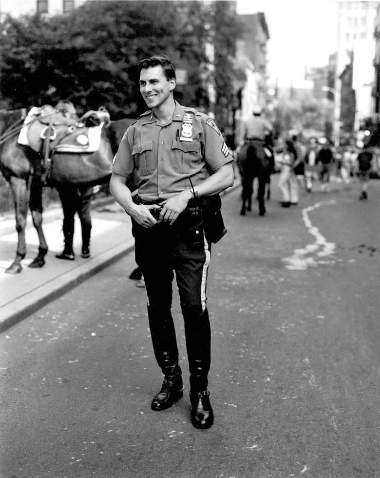 Black and White Photograph de Walter Briski Jr. - Sin título (Policía)