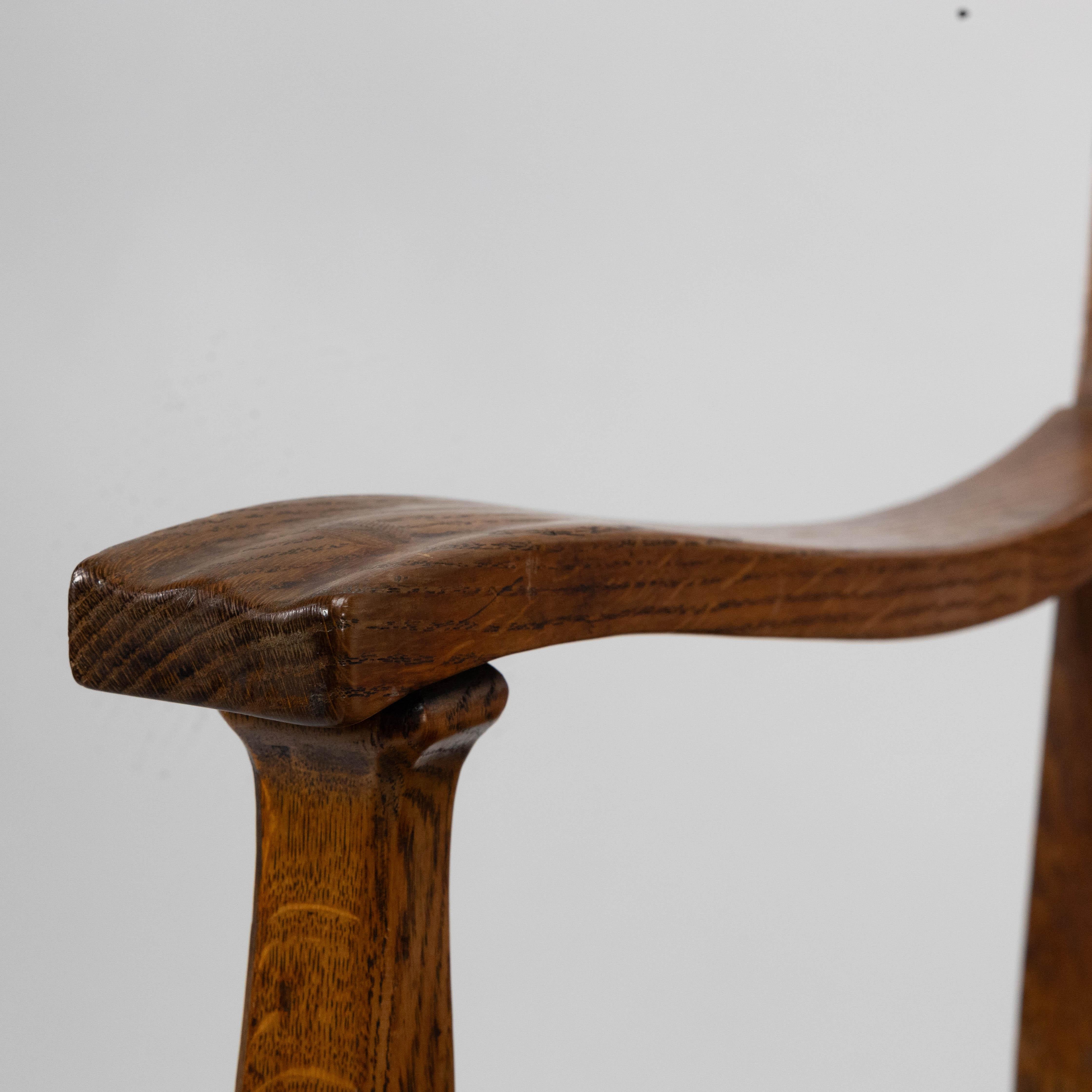 Walter Cave Attri. Paire de fauteuils en Oak Craft à dossier incurvé en vente 2