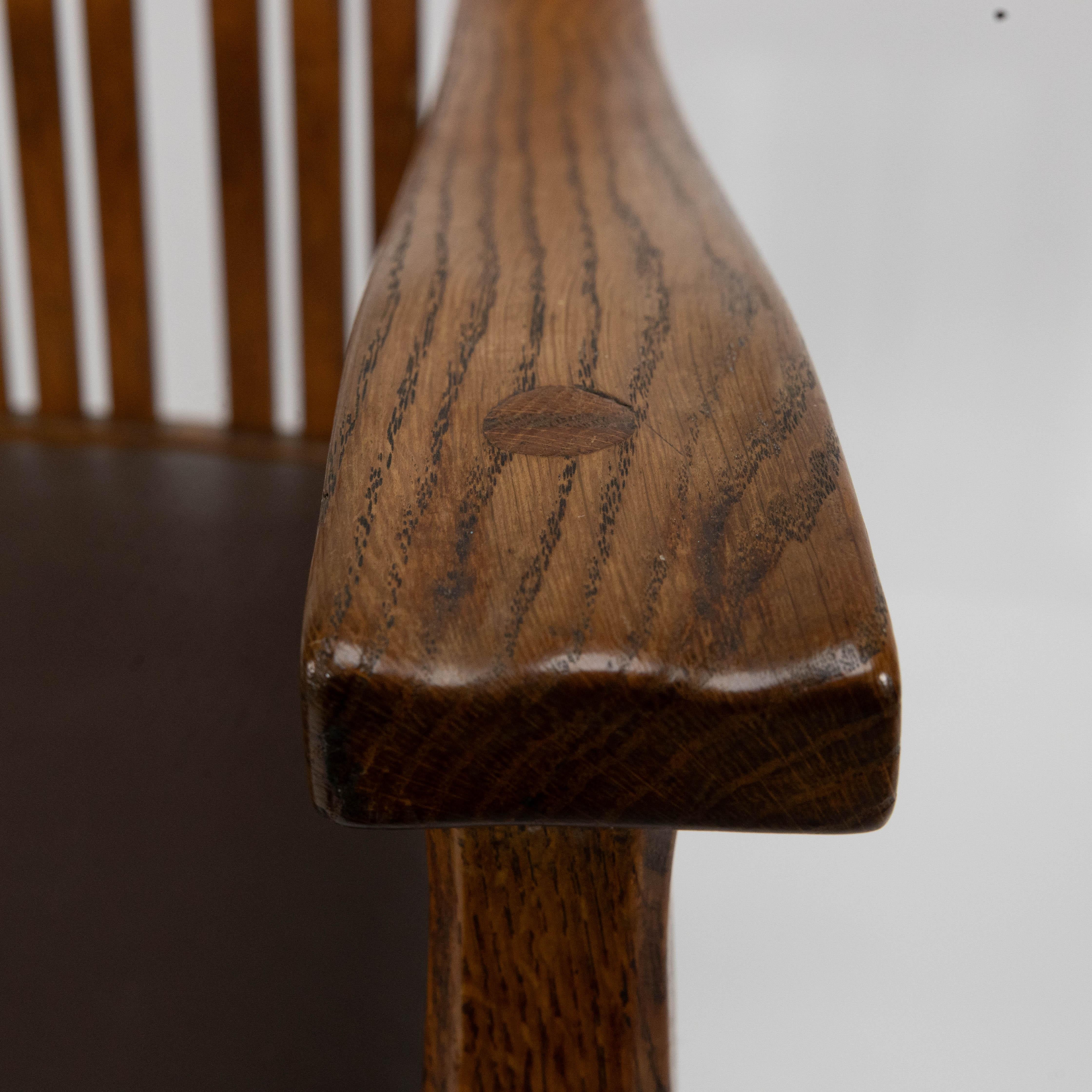 Walter Cave Attri. Paire de fauteuils en Oak Craft à dossier incurvé en vente 3