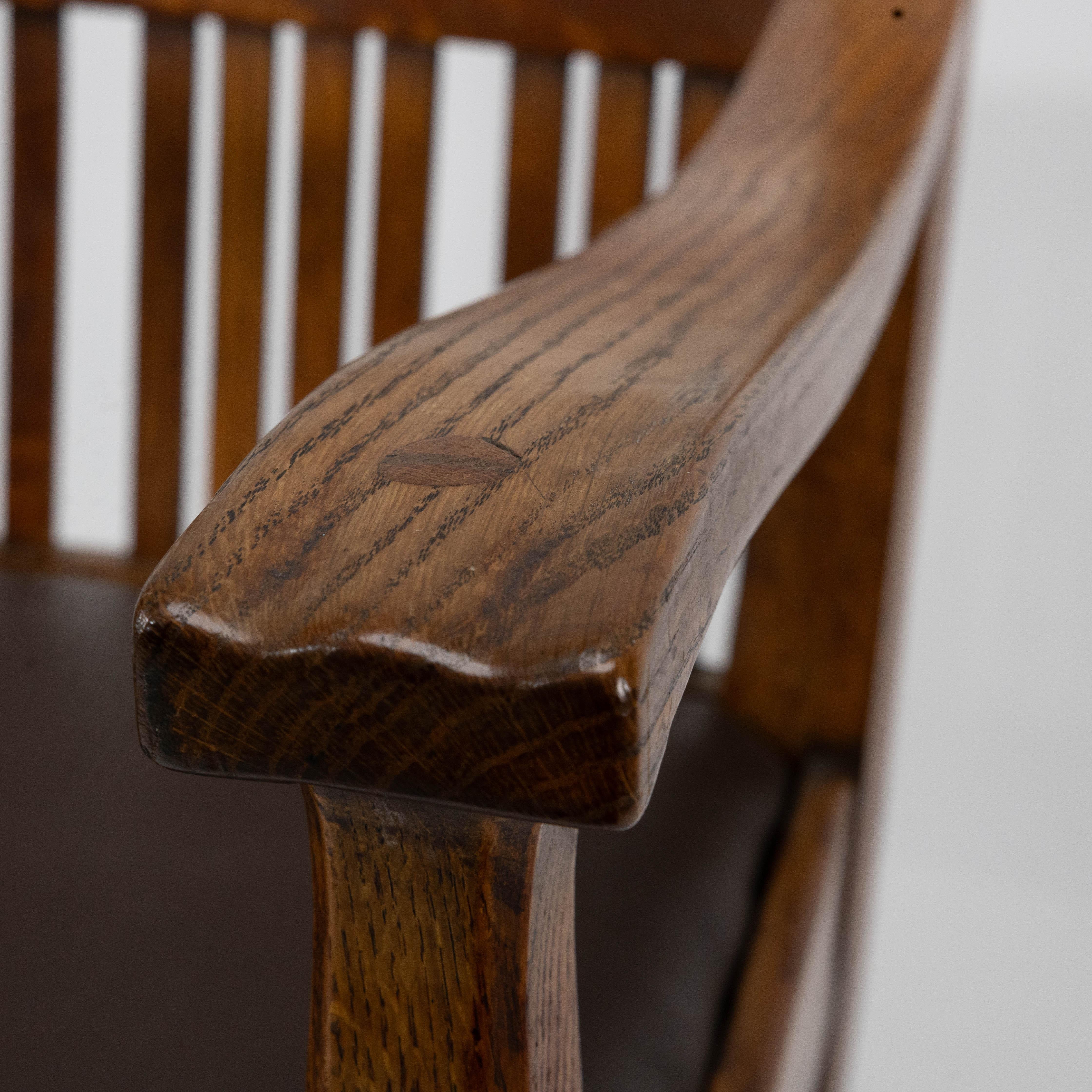 Walter Cave Attri. Paire de fauteuils en Oak Craft à dossier incurvé en vente 4