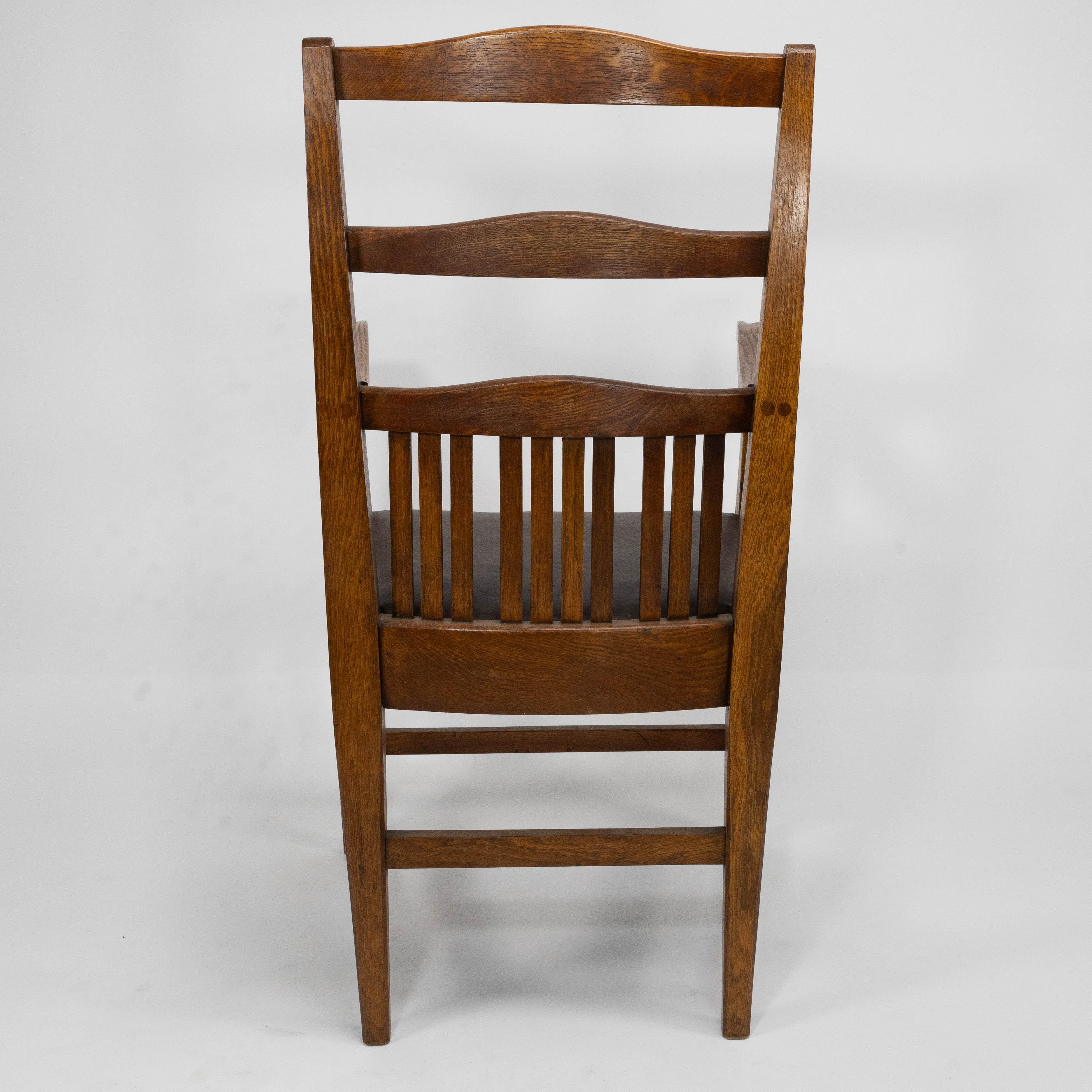 Walter Cave Attri. Paire de fauteuils en Oak Craft à dossier incurvé en vente 5