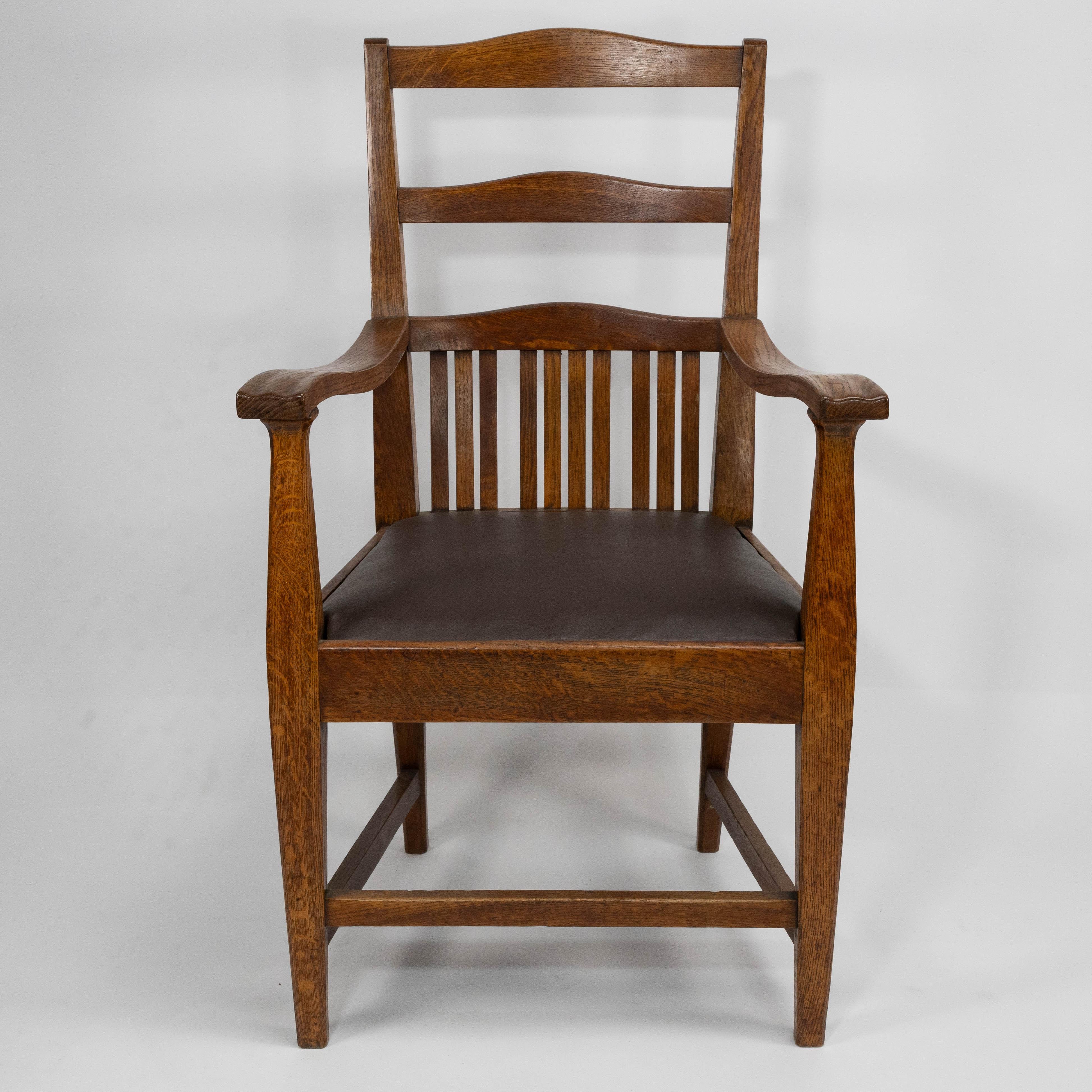 Arts and Crafts Walter Cave Attri. Paire de fauteuils en Oak Craft à dossier incurvé en vente