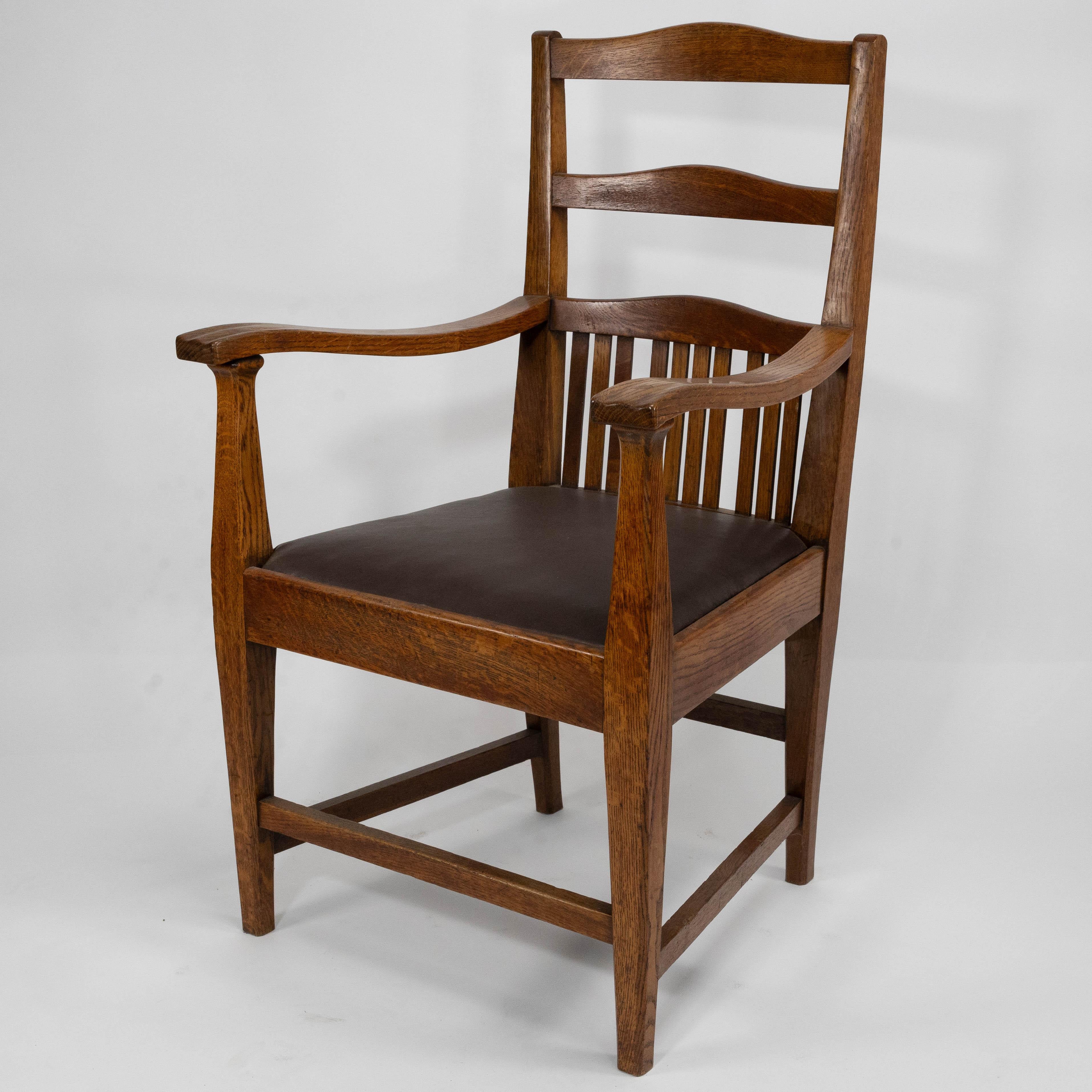 Anglais Walter Cave Attri. Paire de fauteuils en Oak Craft à dossier incurvé en vente