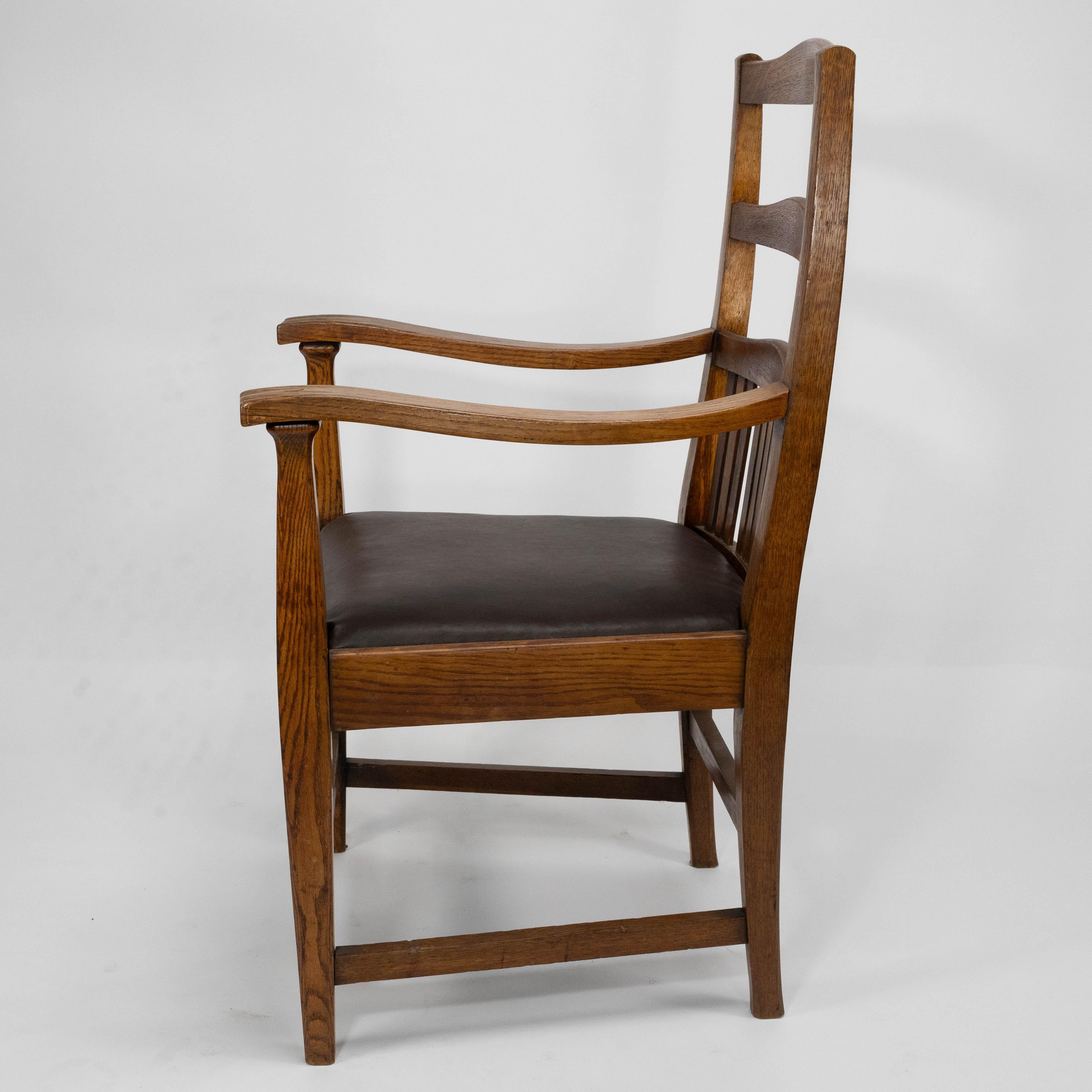 Fait main Walter Cave Attri. Paire de fauteuils en Oak Craft à dossier incurvé en vente