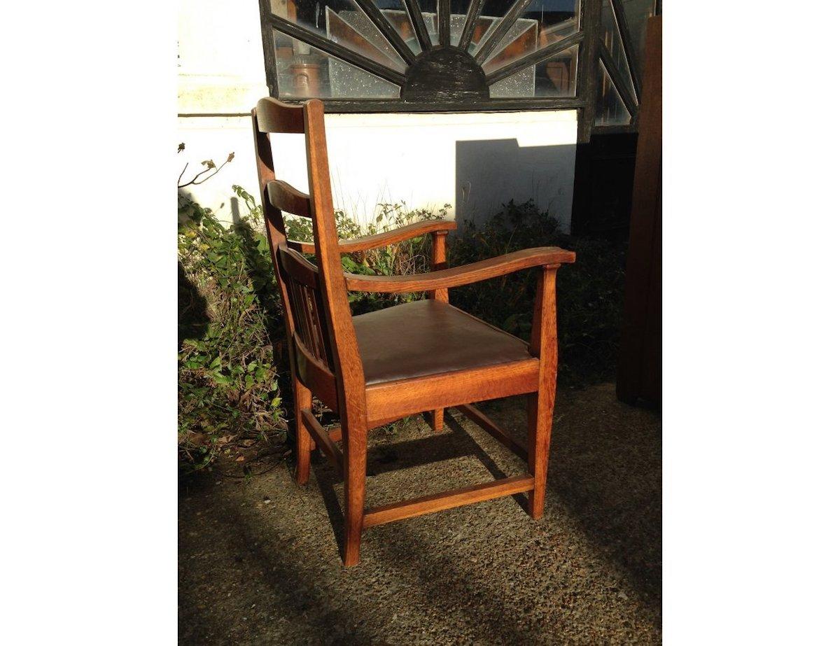 Walter Cave Attri., ein Paar Arts & Crafts-Sessel aus Eichenholz mit geschwungener Rückenlehne im Zustand „Gut“ im Angebot in London, GB
