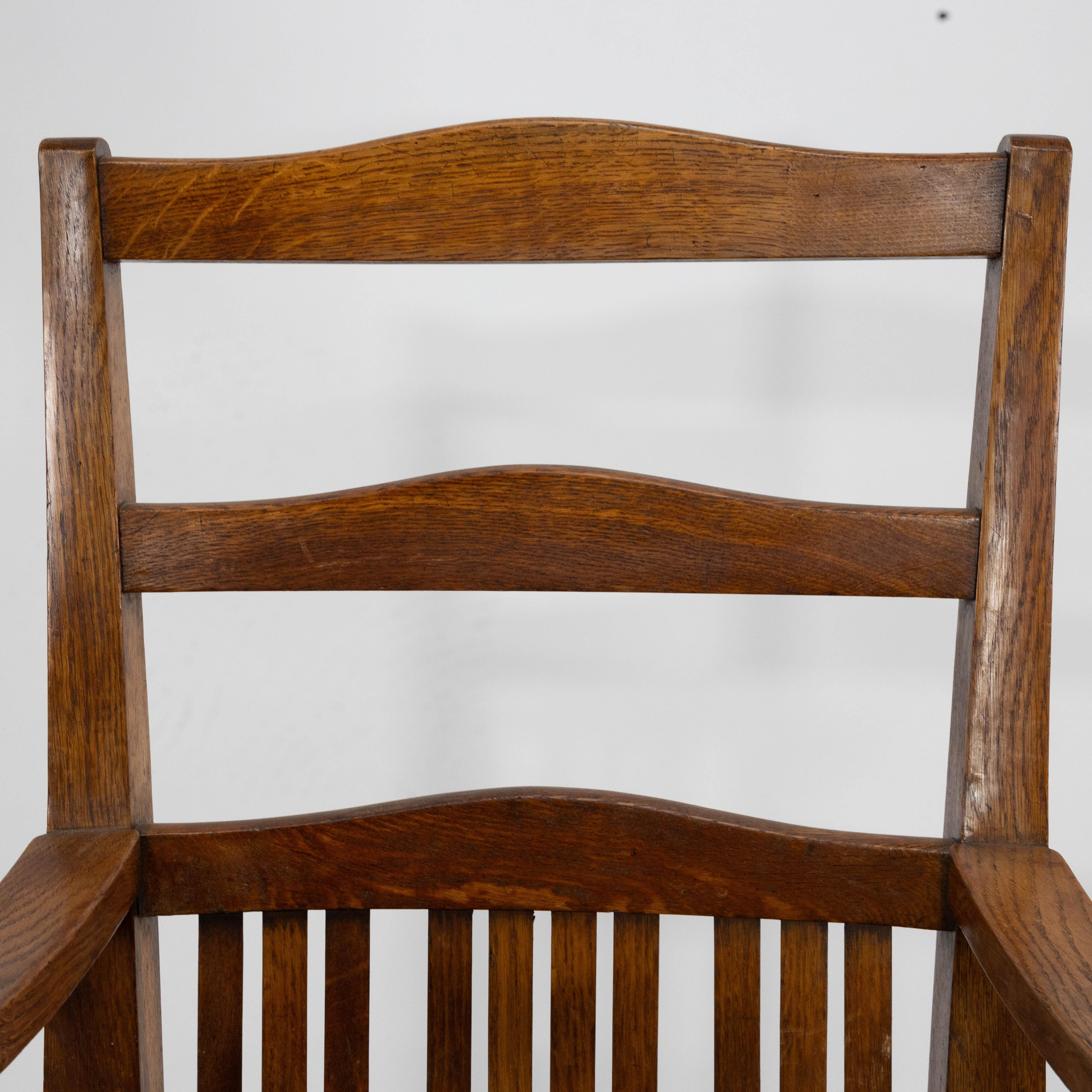 Walter Cave Attri. Paire de fauteuils en Oak Craft à dossier incurvé Bon état - En vente à London, GB