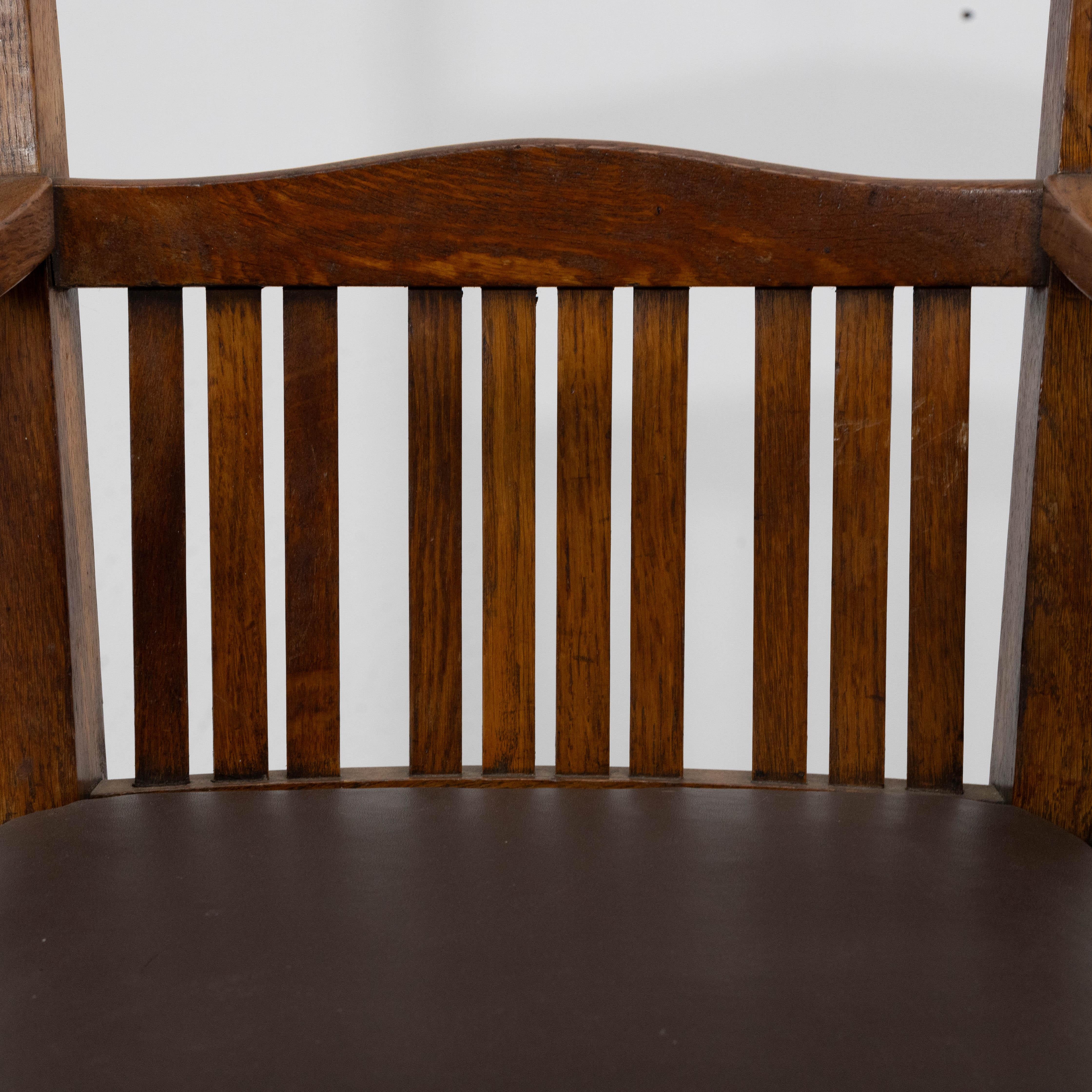 Début du 20ème siècle Walter Cave Attri. Paire de fauteuils en Oak Craft à dossier incurvé en vente