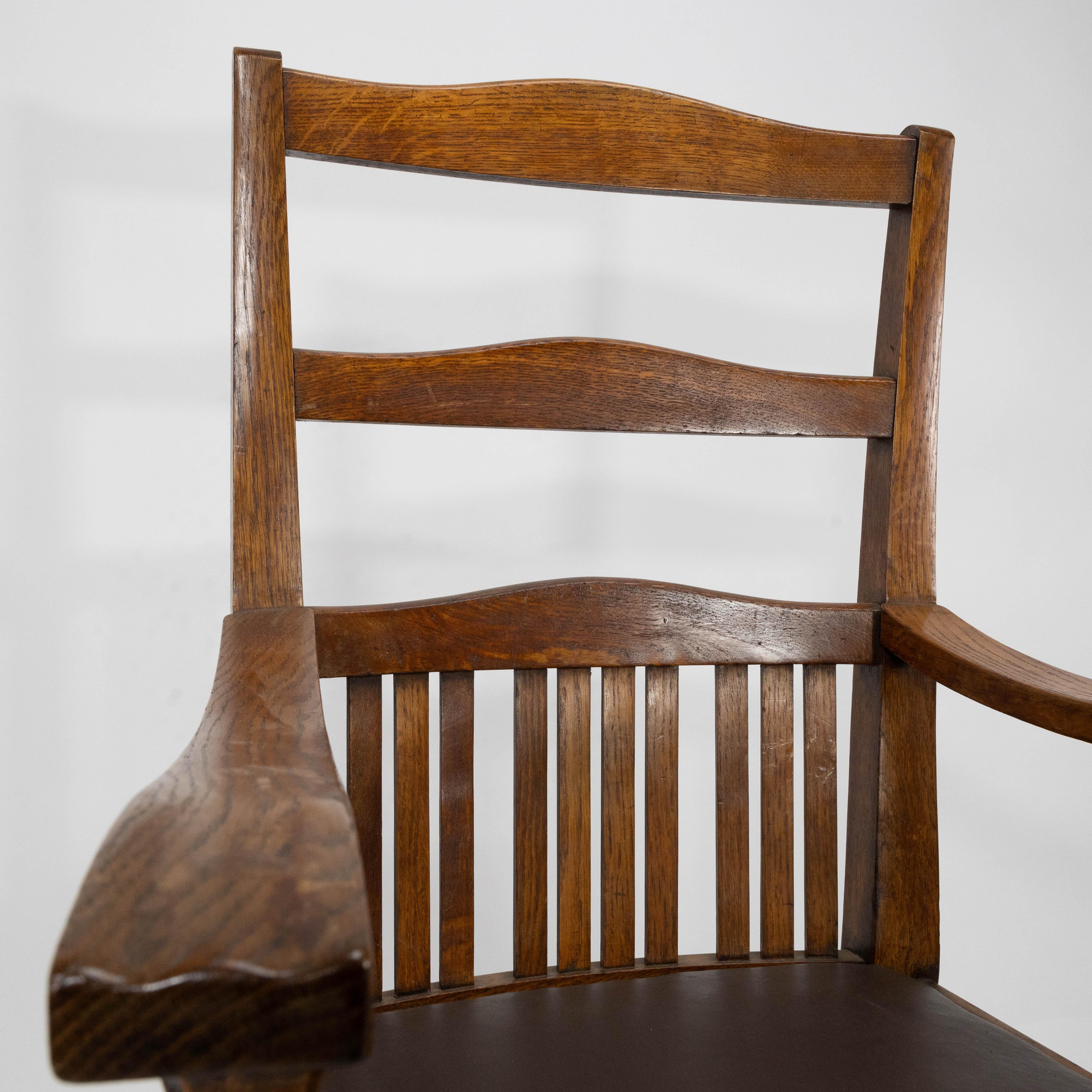 Chêne Walter Cave Attri. Paire de fauteuils en Oak Craft à dossier incurvé en vente