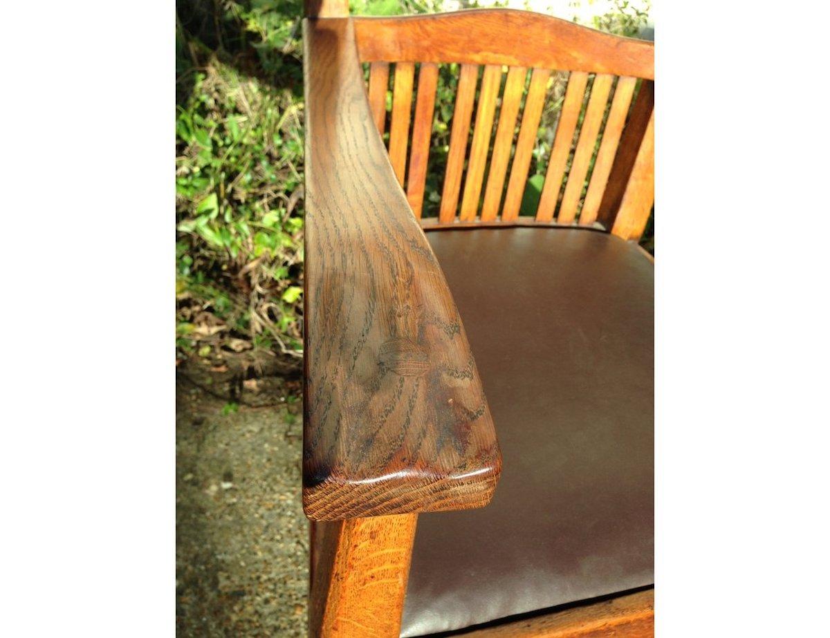 Walter Cave Attri., ein Paar Arts & Crafts-Sessel aus Eichenholz mit geschwungener Rückenlehne im Angebot 2