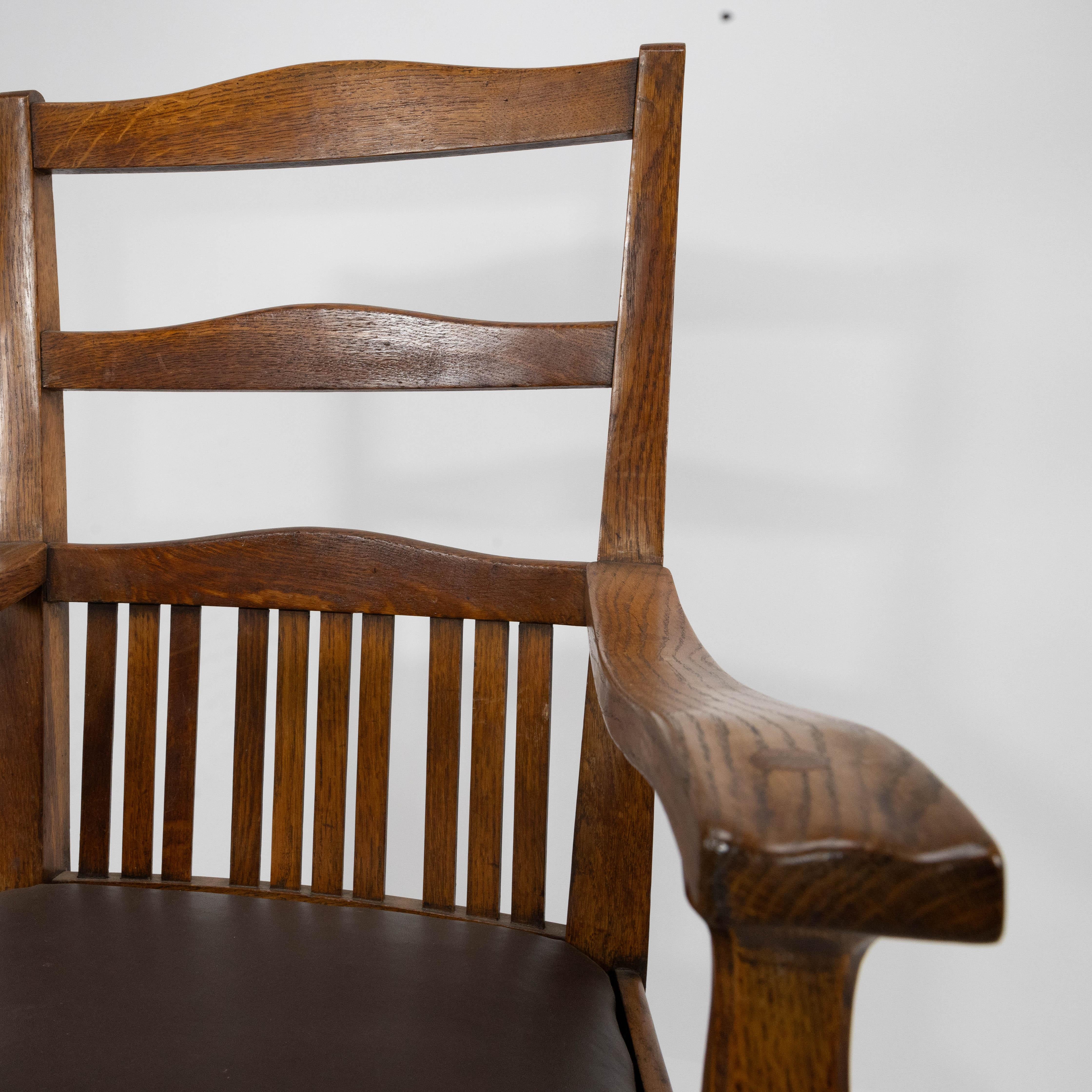Walter Cave Attri. Paire de fauteuils en Oak Craft à dossier incurvé en vente 1