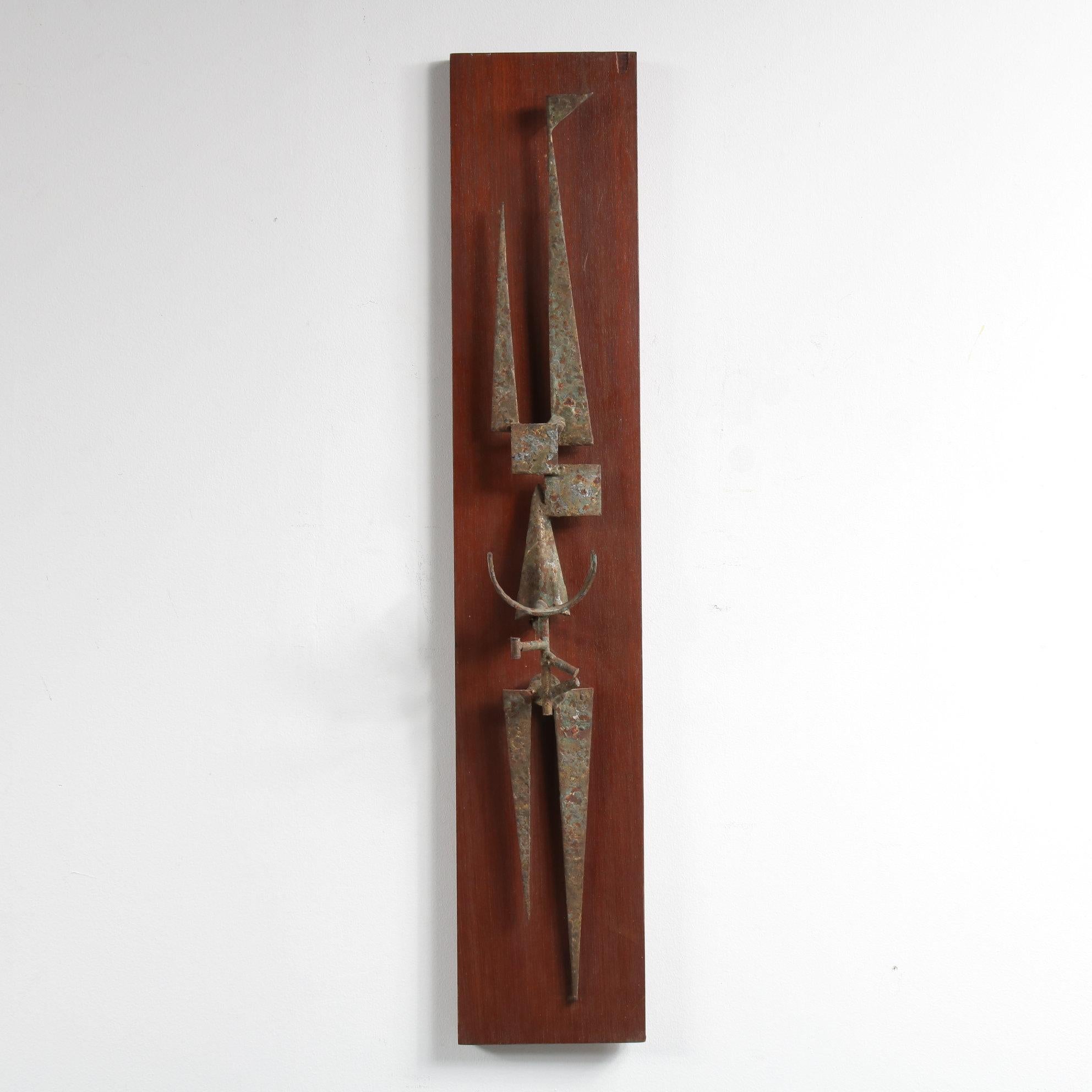 A beautiful Brutalist style wall sculpture made by Walter de Buck in Belgium, circa 1960.

Made of high quality bronze patinated metal on a wooden panel. The metal sculpture is made in the iconic style by De Buck. The combination of materials make